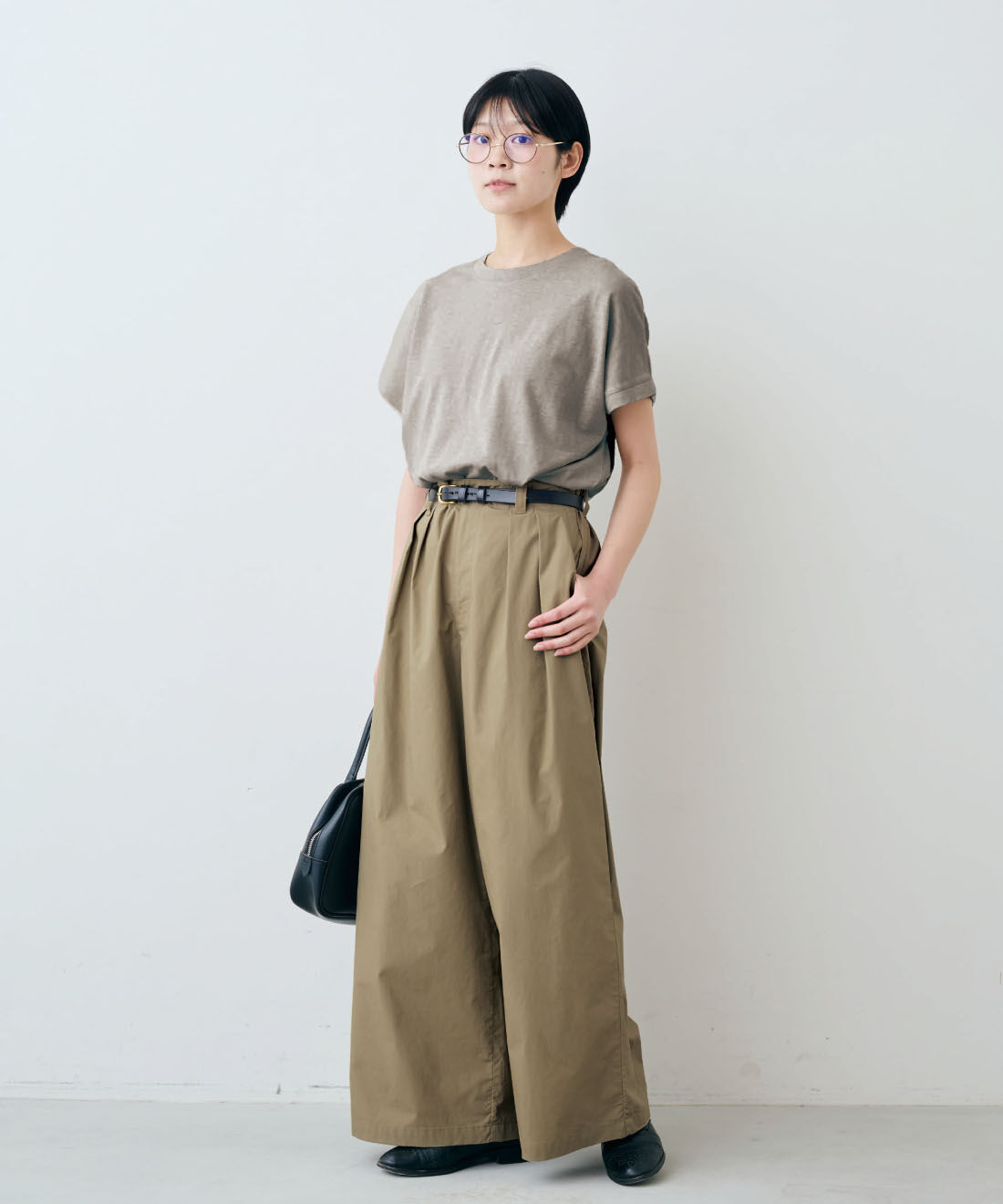 THREE FIFTY STANDARD［スリーフィフティースタンダード］|THREE FIFTY STANDARD　麻混天じくのフレンチスリーブTシャツ〈ライトグレー〉|モデル身長：163cm　着用サイズ：M