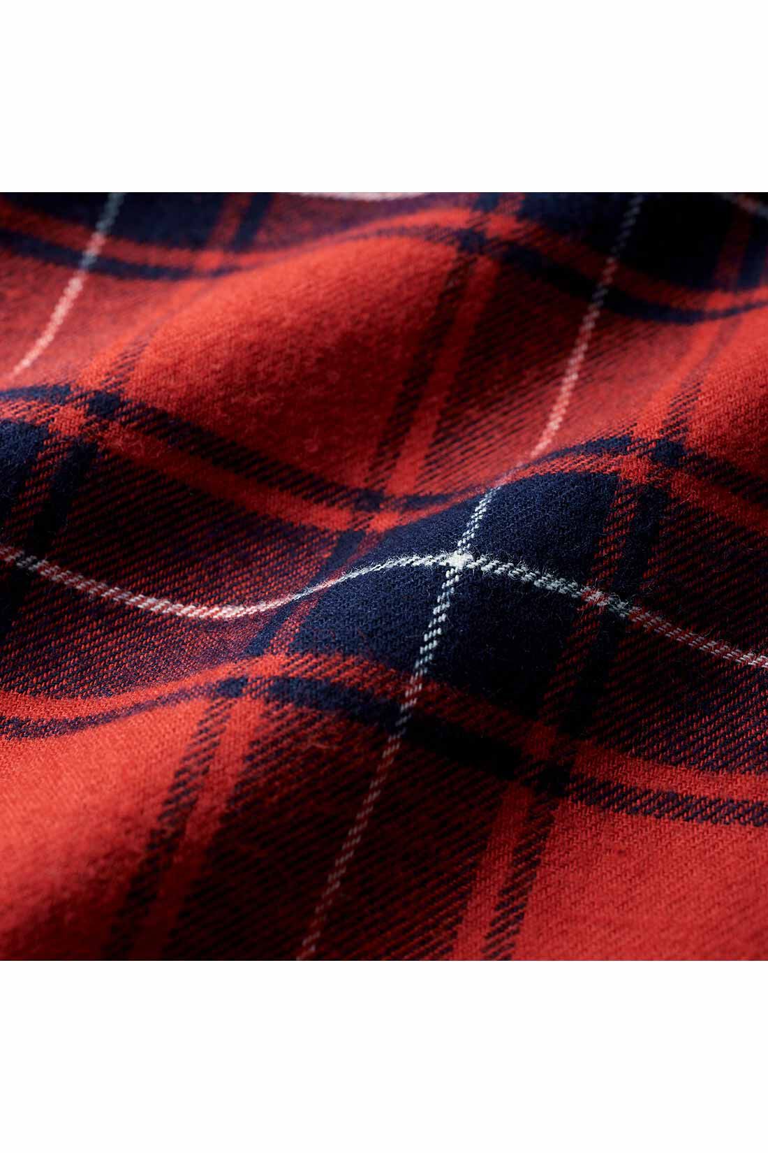 THREE FIFTY STANDARD|THREE FIFTY STANDARD タータンチェックスタンドカラーシャツ〈赤〉|ゆっくりと織り上げ、さらに起毛させることで風合いのある生地に。