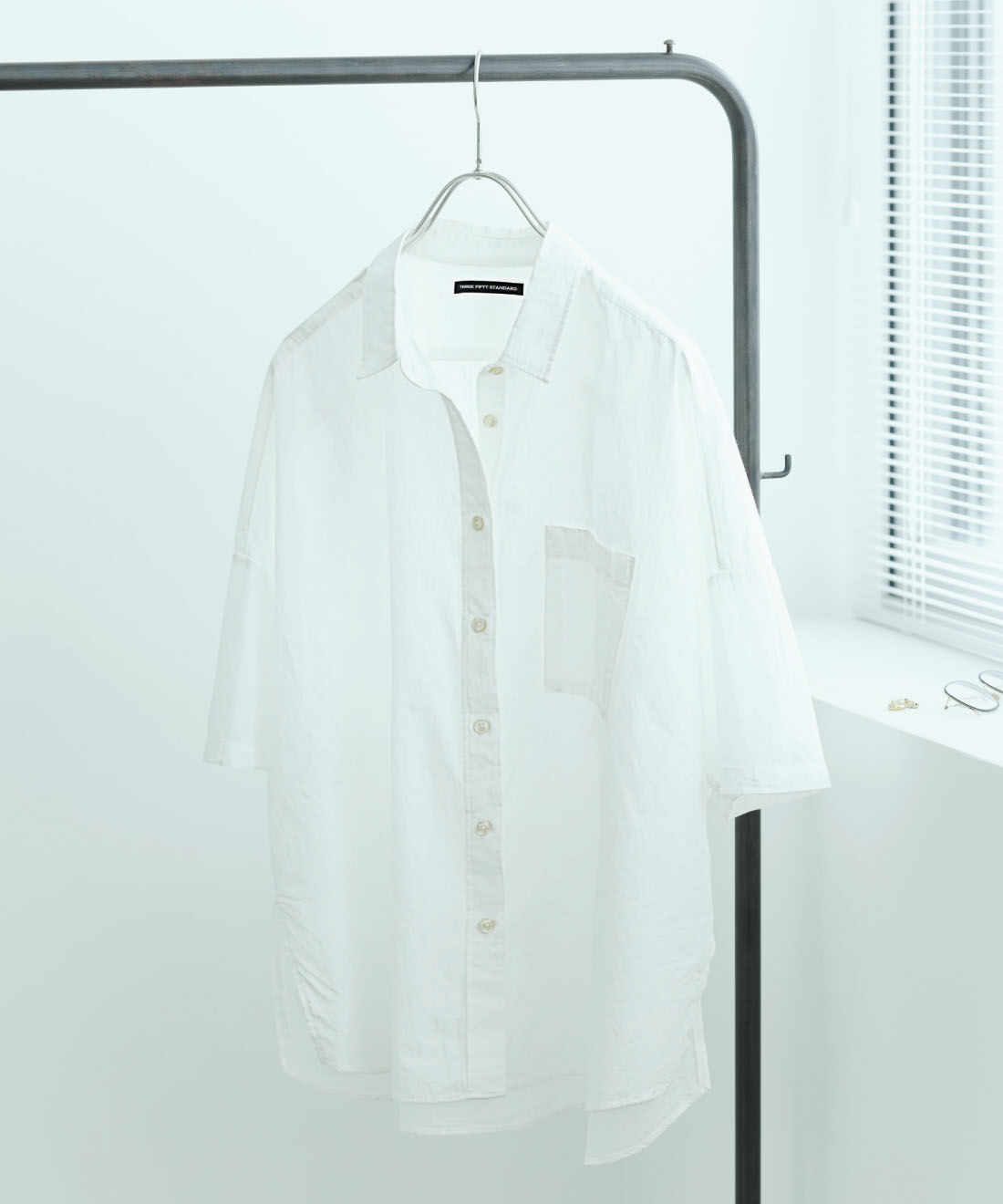 THREE FIFTY STANDARD|THREE FIFTY STANDARD　日本製のポンチョみたいな ゆるっとシルエットの綿麻シャツ〈オフホワイト〉