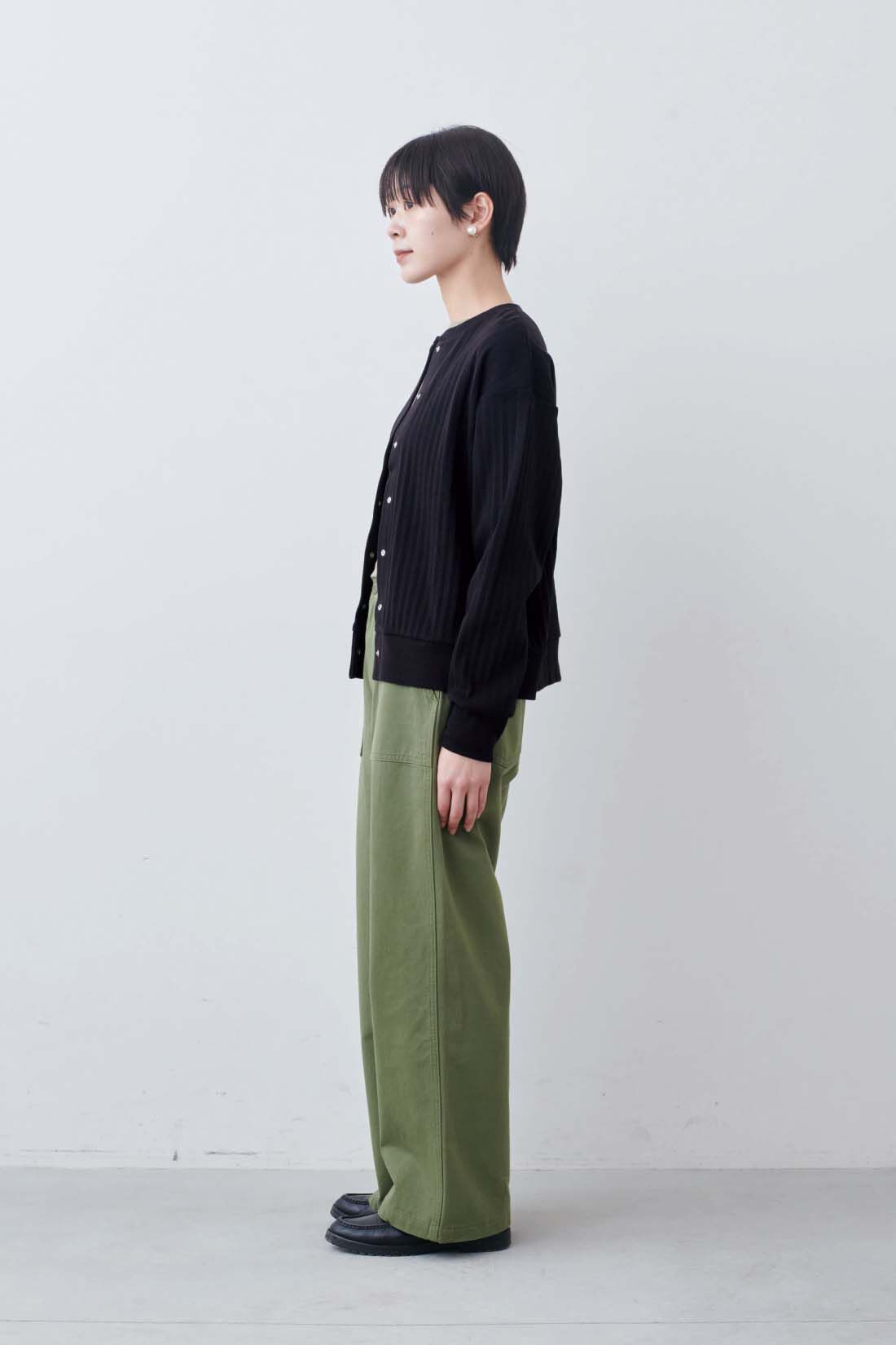 THREE FIFTY STANDARD［スリーフィフティースタンダード］|針抜きテレコのカットソーアンサンブル〈ブラック〉とベーシックなベイカーパンツ〈カーキグリーン〉のコーディネート