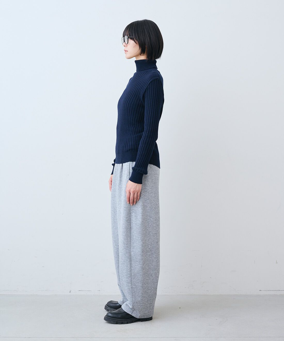 THREE FIFTY STANDARD［スリーフィフティースタンダード］|日本製コットン100％ リブ タートルと裏起毛のあったかカットソー カーブパンツのコーディネート