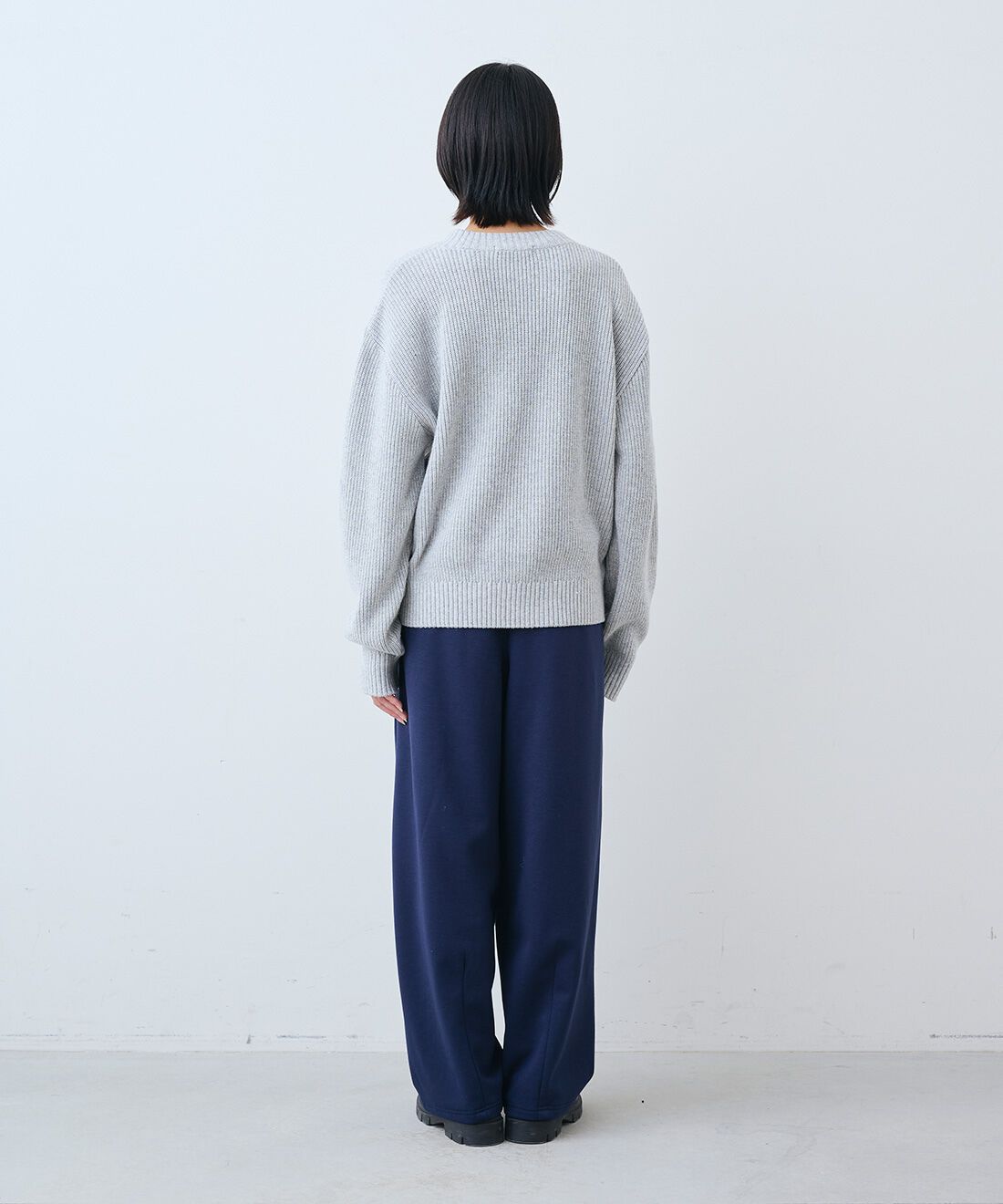 THREE FIFTY STANDARD［スリーフィフティースタンダード］|日本製リサイクル素材ニットセーター〈ライト杢グレー〉と裏起毛のあったかカットソー カーブパンツのコーディネート