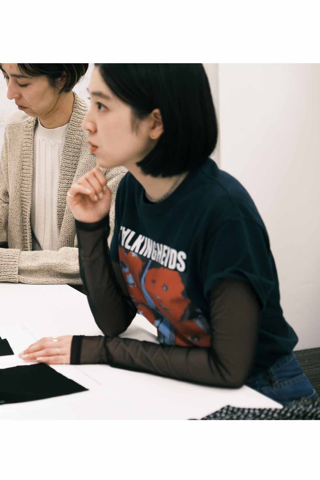 THREE FIFTY STANDARD［スリーフィフティースタンダード］|THREE FIFTY STANDARD 小谷 実由さんと作った 想い出のフォトTシャツ〈チャコールグレー〉|ステッチの色や字体にも、おみゆさんのこだわりが光ります。