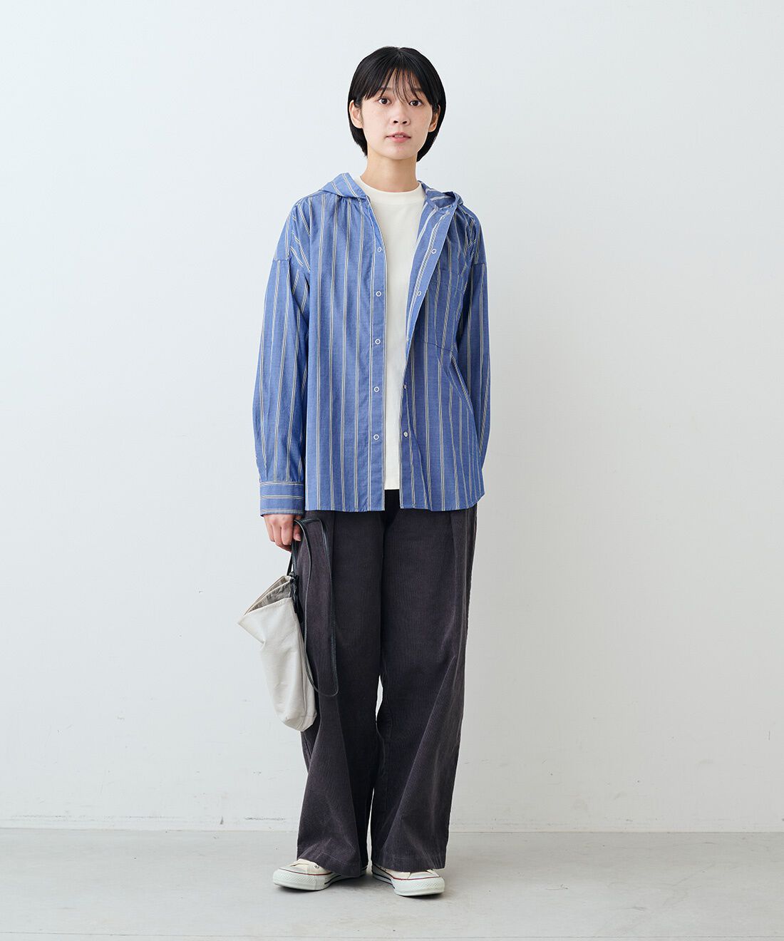 THREE FIFTY STANDARD［スリーフィフティースタンダード］|ストライプフーディーシャツＢＬ　ＴＦＳと小谷　実由さんと作ったコーデュロイパンツＴＦＳのコーディネート|モデル身長：163cm 着用サイズ：M