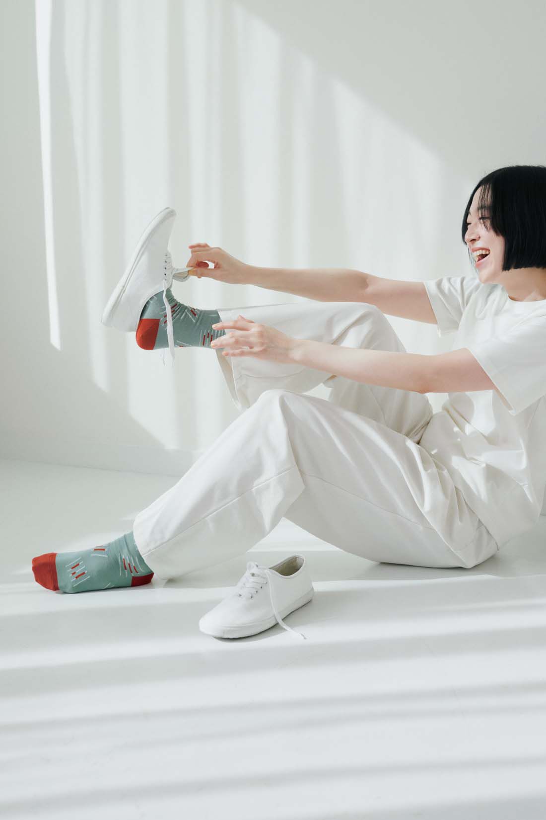 THREE FIFTY STANDARD［スリーフィフティースタンダード］|シルキーな肌ざわりのベーシックなTシャツの会とカジュアルすぎないチノパンツ〈アイボリー〉のコーディネート