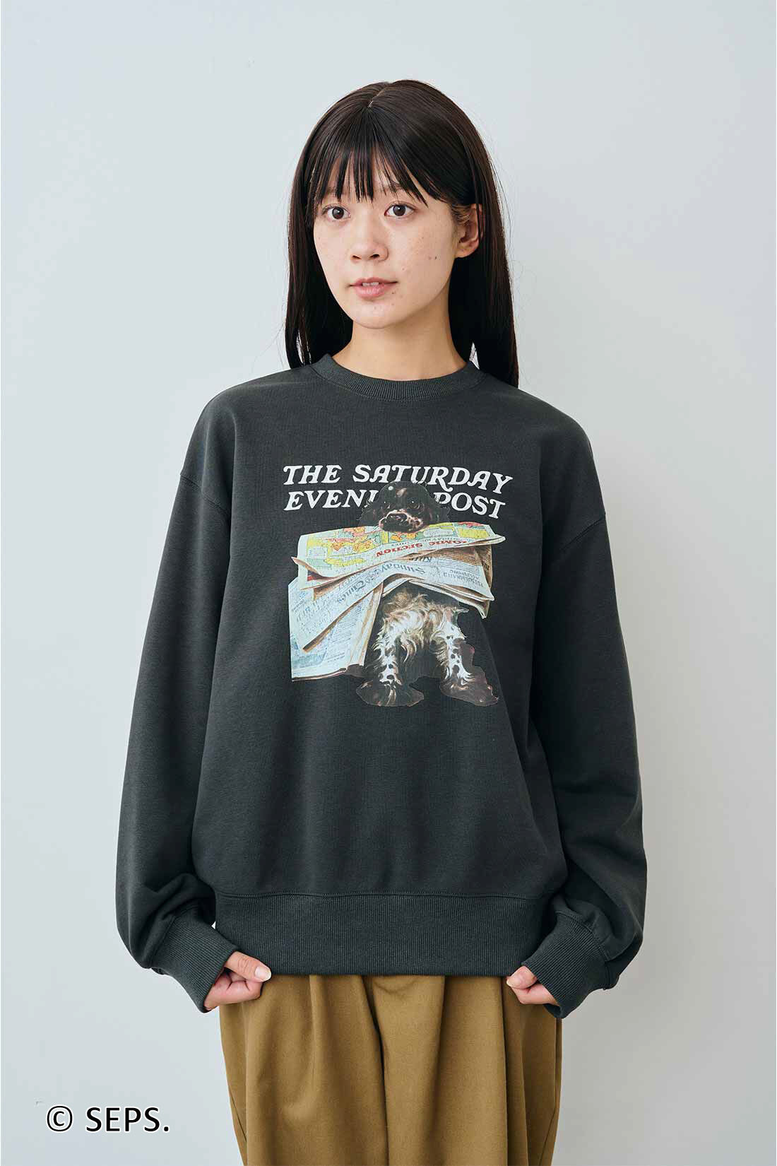 THREE FIFTY STANDARD［スリーフィフティースタンダード］|THREE FIFTY STANDARD Saturday Evening Post ヴィンテージライクプリントトレーナー〈チャコールグレー〉|モデル身長：163cm　着用サイズ：M