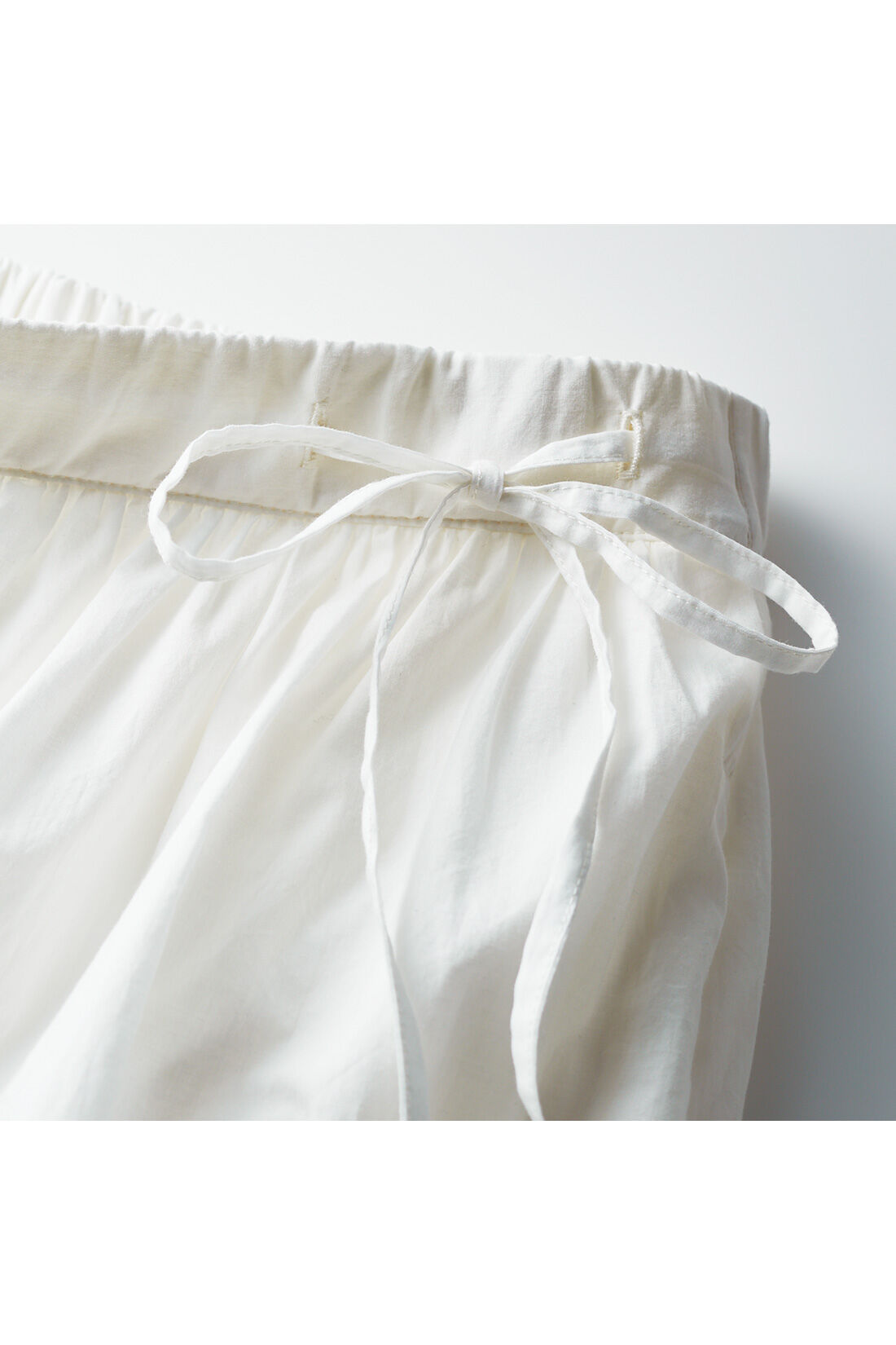 THREE FIFTY STANDARD|THREE FIFTY STANDARD 金子敦子さんと作った 真っ白なギャザースカート|リボン　着こなしのアクセントになる、さりげないサイドリボン。