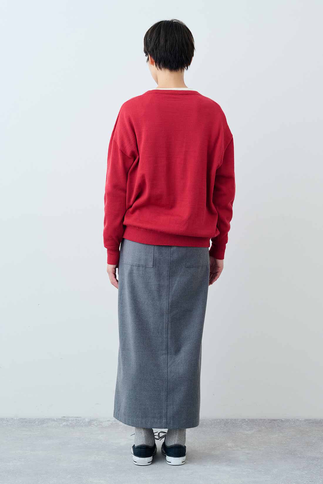 THREE FIFTY STANDARD［スリーフィフティースタンダード］|フライス編みのストレッチラグランスリーブTシャツの会とフロントスリットのタイトスカート〈杢グレー〉のコーディネート|モデル身長：163cm 着用サイズ：M