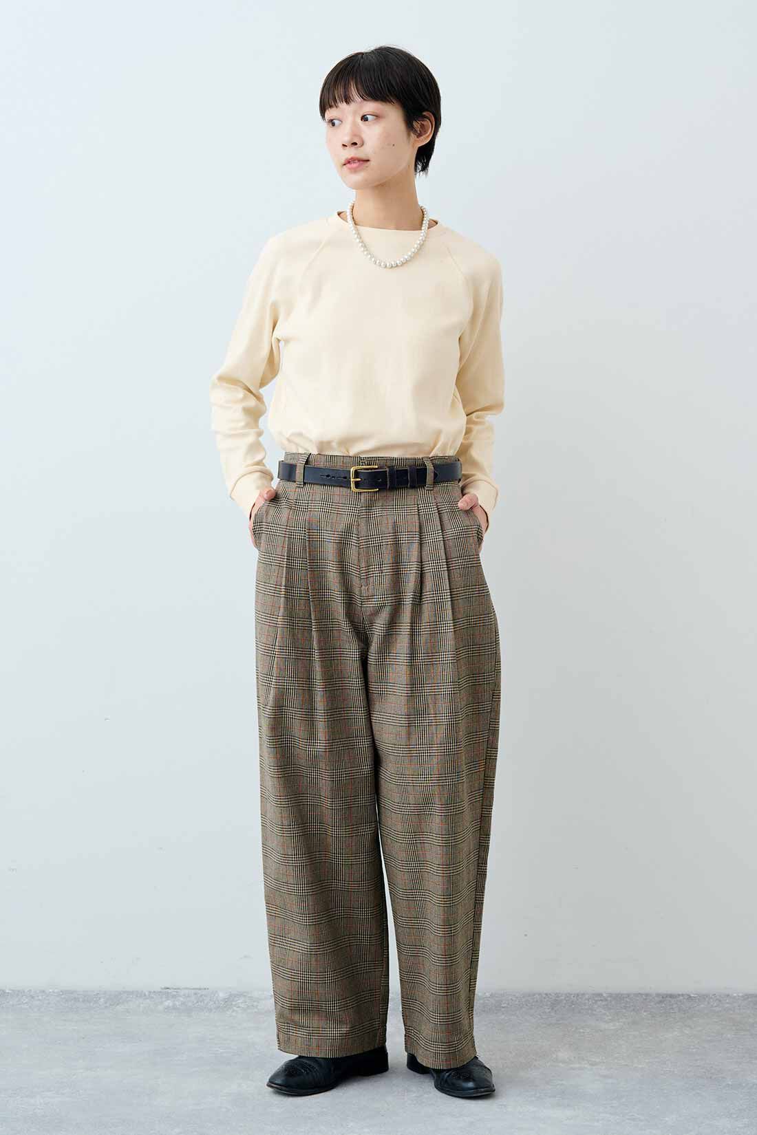 THREE FIFTY STANDARD［スリーフィフティースタンダード］|フライス編みのストレッチラグランスリーブTシャツの会とオレンジラインのチェックパンツのコーディネート|モデル身長：163cm 着用サイズ：M