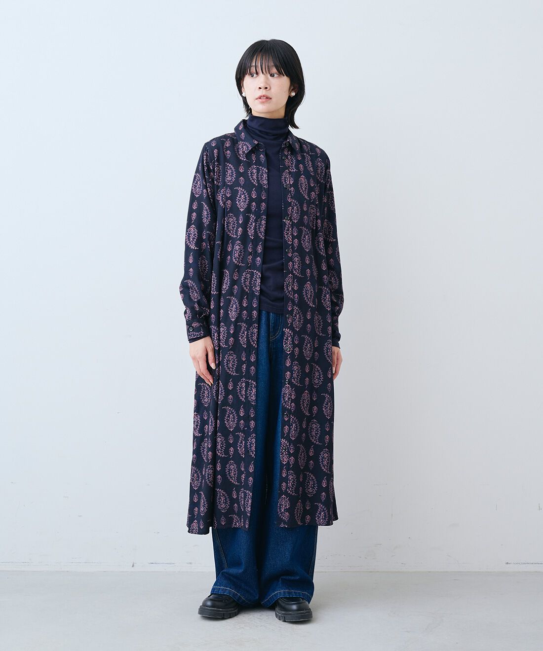 THREE FIFTY STANDARD［スリーフィフティースタンダード］|ペイズリー柄のプリント ワンピース〈ダークネイビー〉と11.5oz デニムのペインター パンツのコーディネート