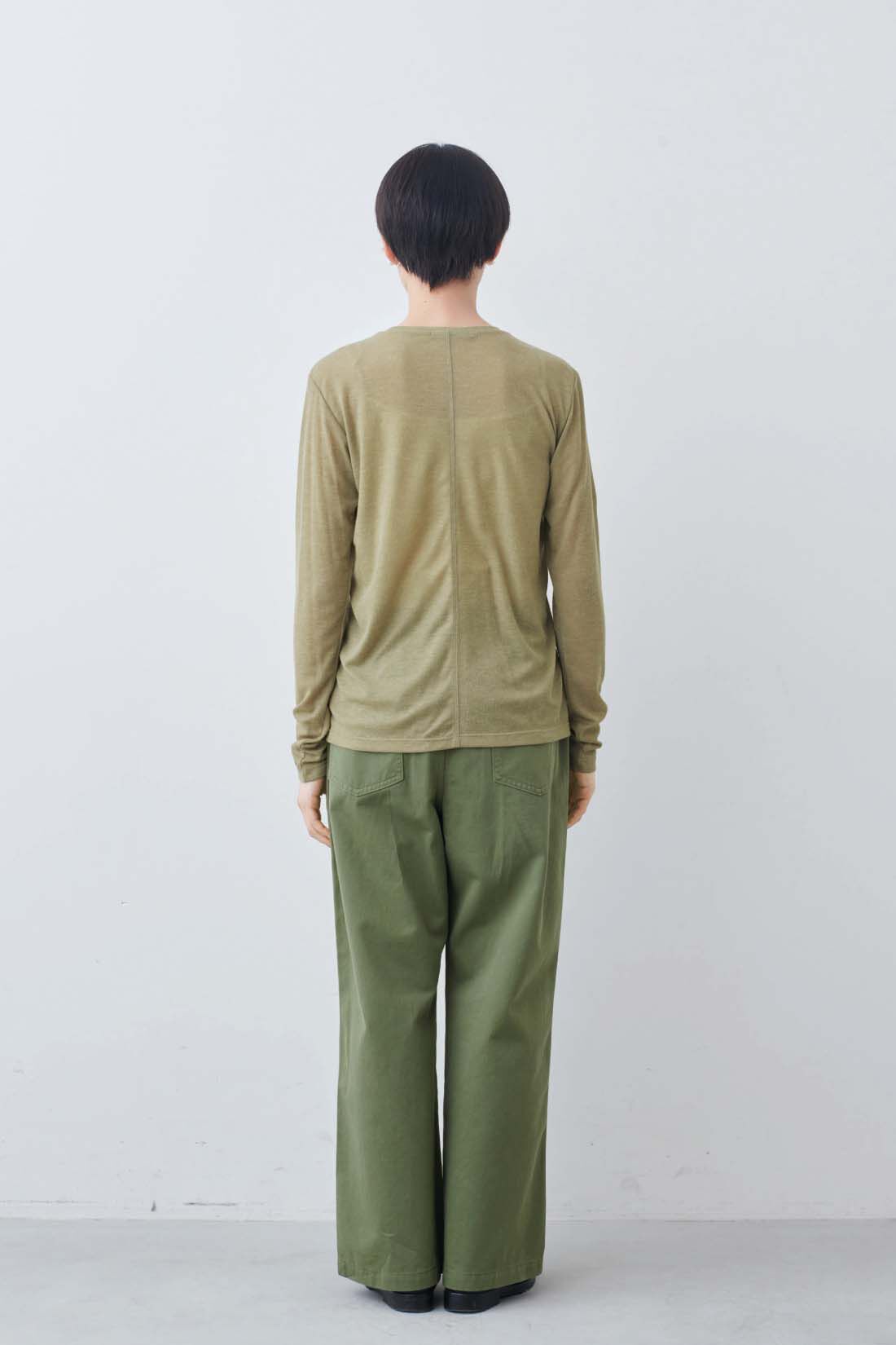 THREE FIFTY STANDARD［スリーフィフティースタンダード］|ベーシックなベイカーパンツ〈カーキグリーン〉とガラスパールのイヤアクセサリーのコーディネート
