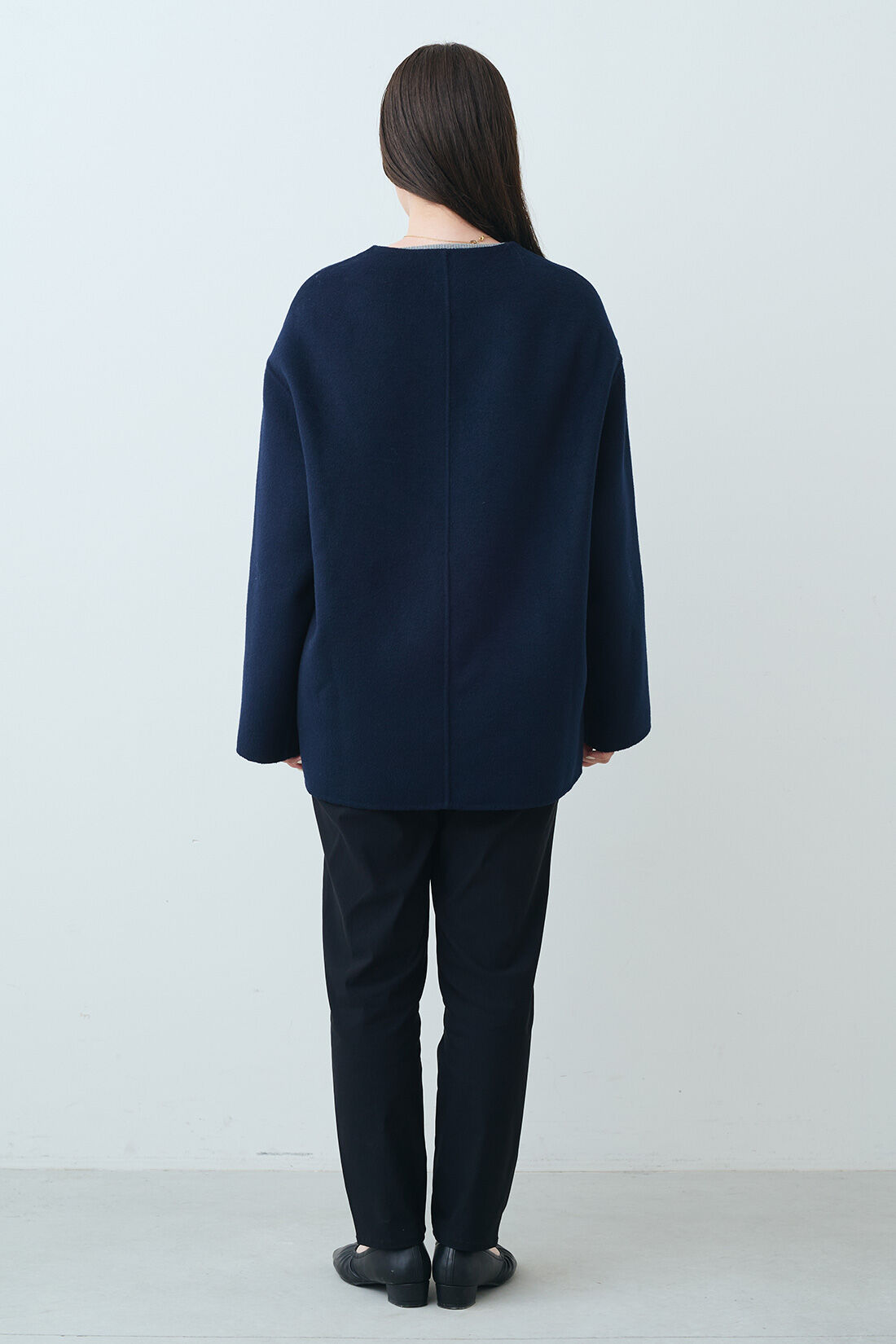 THREE FIFTY STANDARD［スリーフィフティースタンダード］|THREE FIFTY STANDARD リバー仕立てのウール混ノーカラーコート〈ネイビー〉|モデル身長：159cm　着用サイズ：M