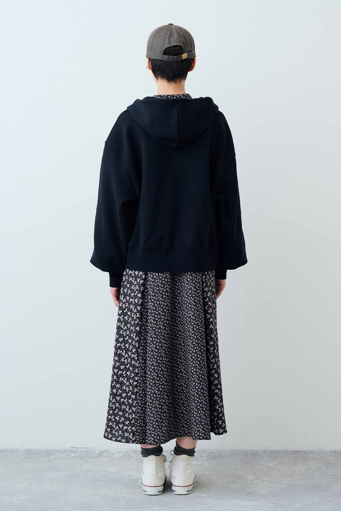 THREE FIFTY STANDARD［スリーフィフティースタンダード］|ミュルーズモダン 切り替えデザインのヴィンテージパターンワンピース〈ブラック〉のコーディネート|モデル身長：163cm 着用サイズ：M