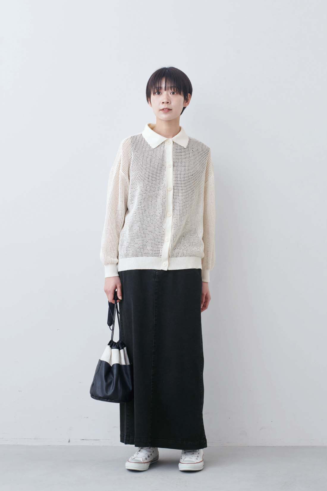 THREE FIFTY STANDARD［スリーフィフティースタンダード］|衿付きニット透かし編みカーディガン〈オフホワイト〉と針抜きテレコのカットソーアンサンブル〈ブラック〉のコーディネート