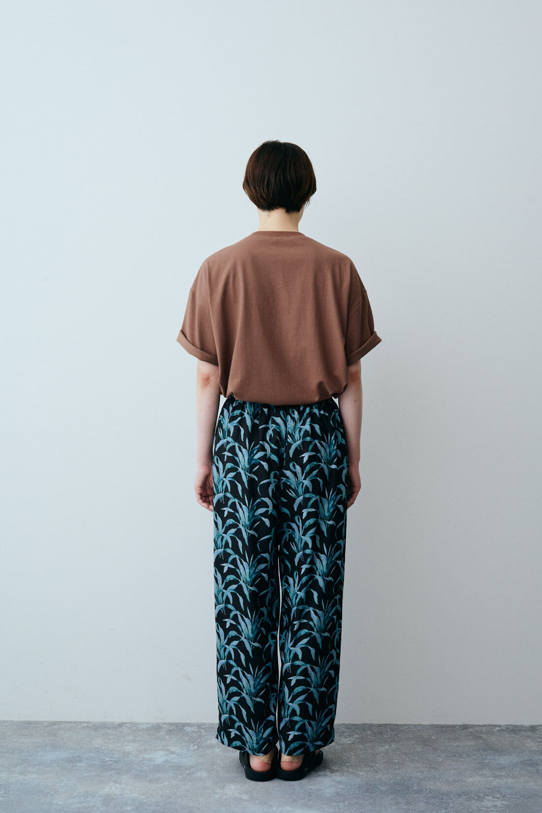 THREE FIFTY STANDARD［スリーフィフティースタンダード］|THREE FIFTY STANDARD 汗じみ軽減加工のゆるシルエットTシャツ〈ブラウン〉|モデル身長：163cm　着用サイズ：M