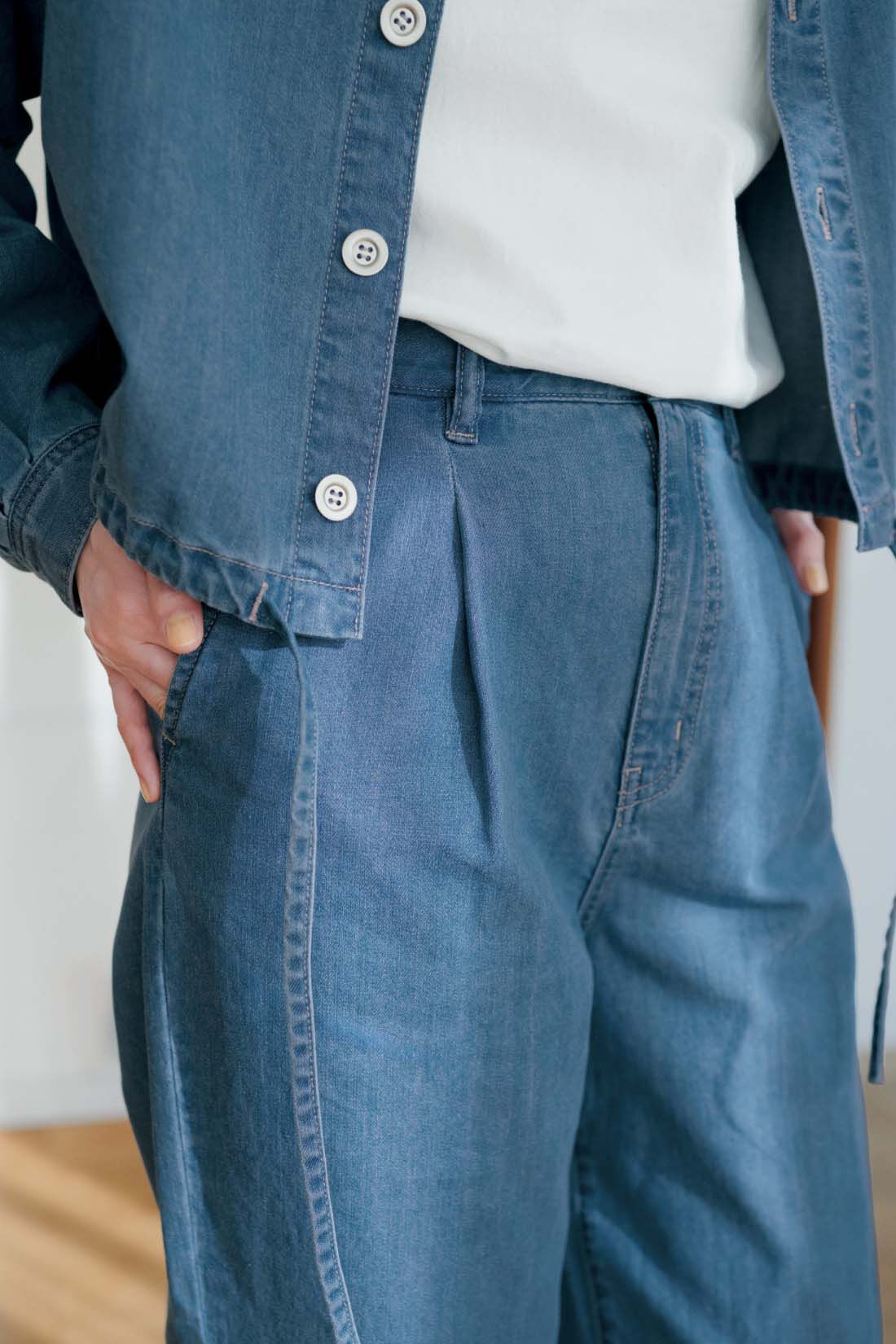 THREE FIFTY STANDARD［スリーフィフティースタンダード］|THREE FIFTY STANDARD　ライトデニムのタックワイドパンツ