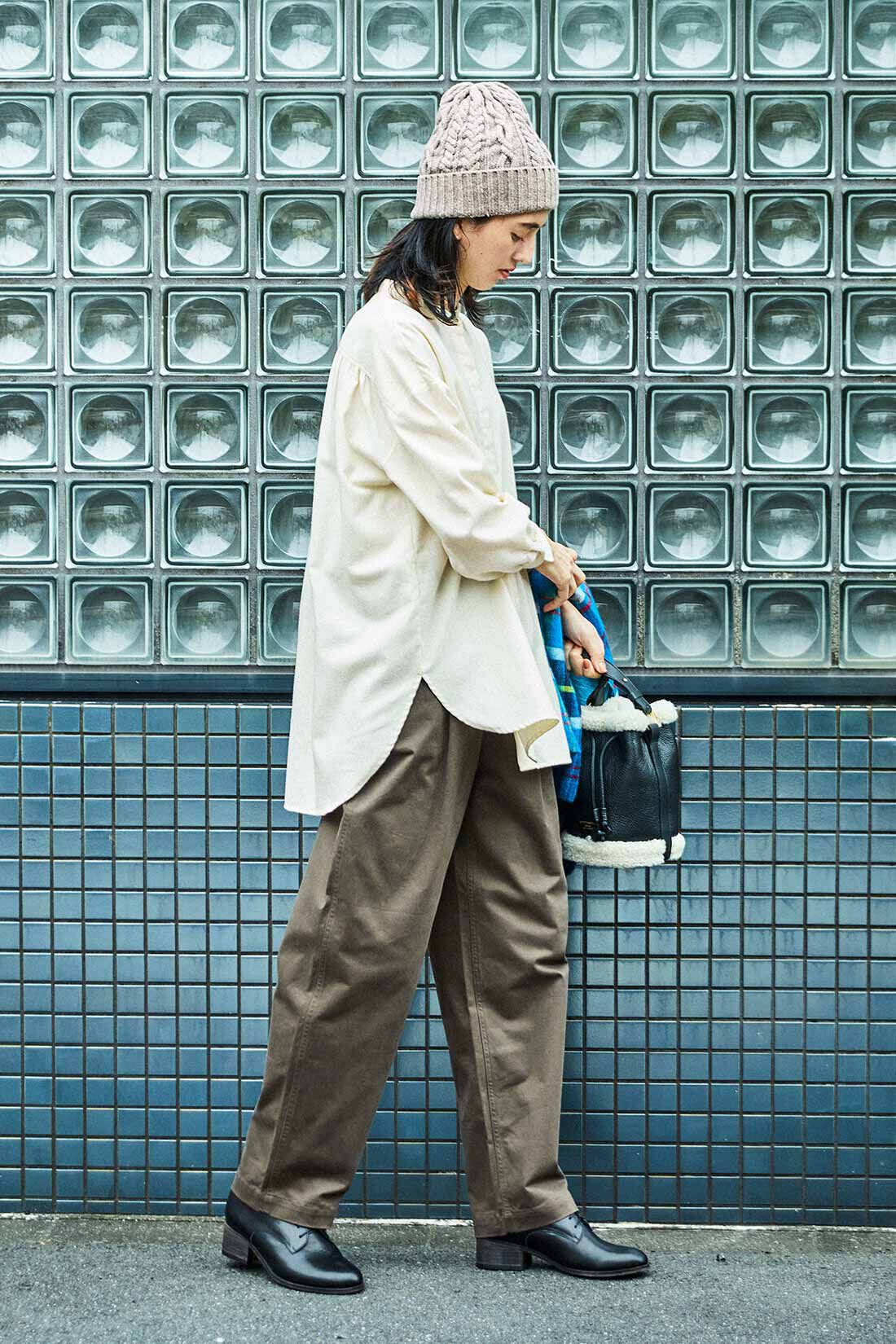 THREE FIFTY STANDARD ピーチ起毛のタックテーパードパンツ〈カーキ