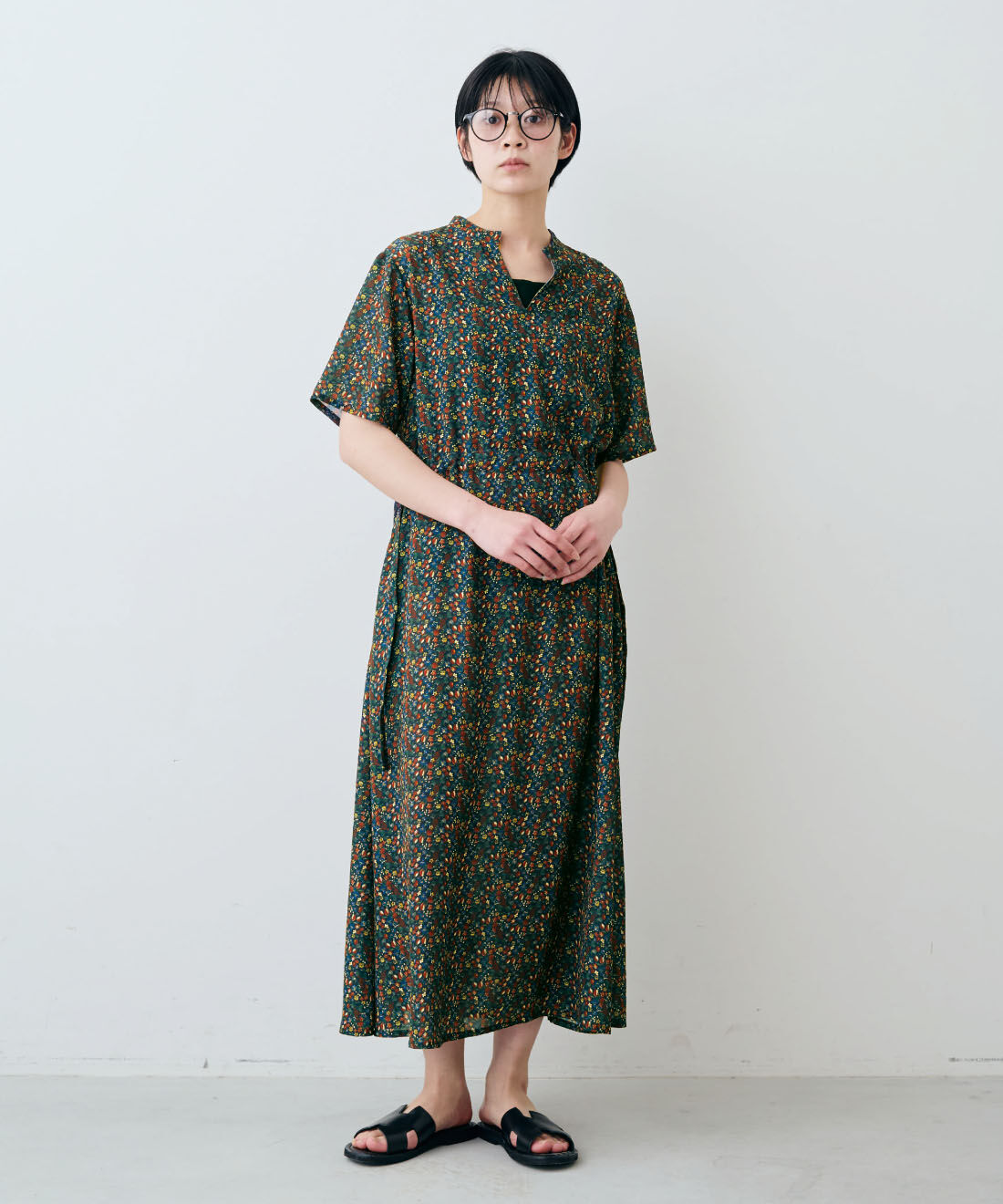 THREE FIFTY STANDARD［スリーフィフティースタンダード］|THREE FIFTY STANDARD　ミュルーズモダン　シルエットを変えられる ヴィンテージプリントワンピース〈ネイビー〉|モデル身長：163cm　着用サイズ：M