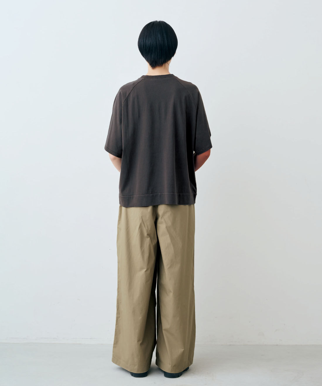 THREE FIFTY STANDARD［スリーフィフティースタンダード］|THREE FIFTY STANDARD　ピグメント加工のロゴプリントＴシャツの会|モデル身長：163cm　着用サイズ：M
