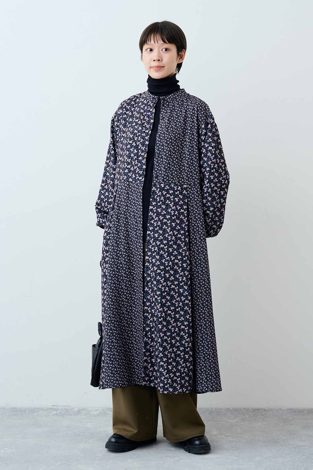 THREE FIFTY STANDARD|ほどよいあたたかさの裏起毛タートルの会とゆるっとワイドパンツ〈カーキ〉のコーディネート|モデル身長：163cm 着用サイズ：M