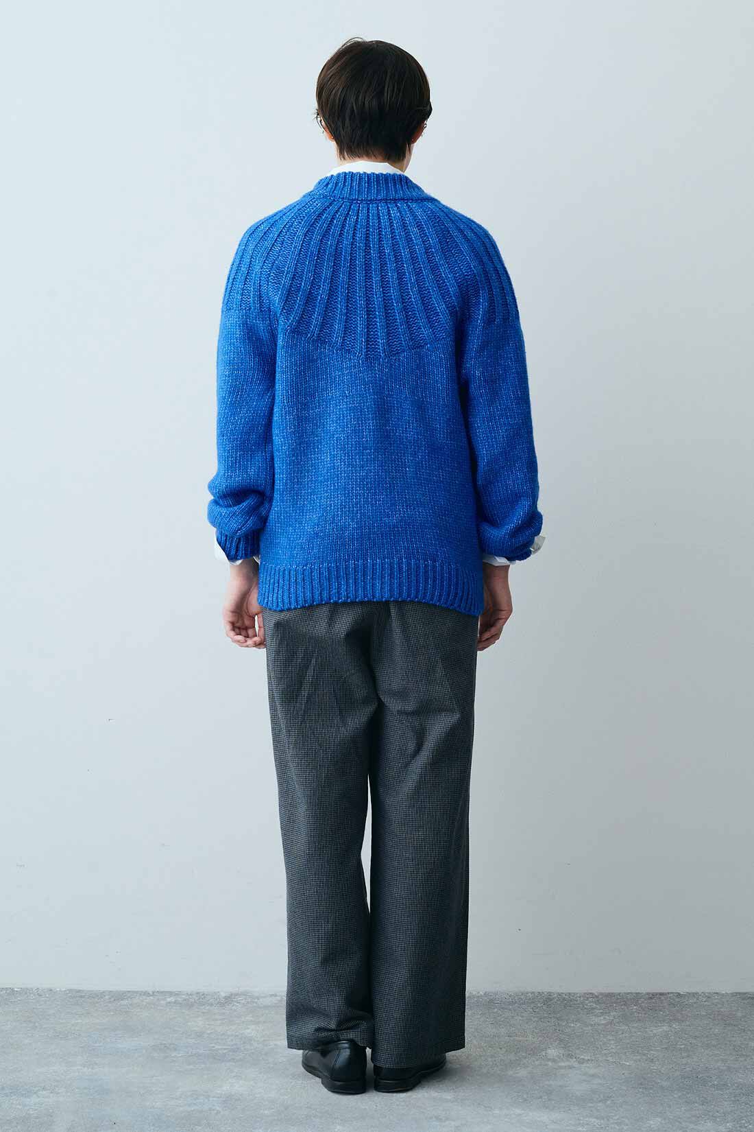 THREE FIFTY STANDARD|求心柄ニットＢＬ　ＴＦＳとワイドな白シャツＴＦＳのコーディネート