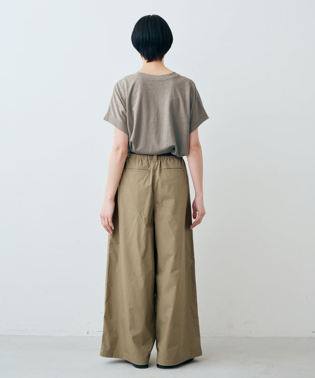 THREE FIFTY STANDARD［スリーフィフティースタンダード］|THREE FIFTY STANDARD　麻混天じくのフレンチスリーブTシャツ〈ライトグレー〉|モデル身長：163cm　着用サイズ：M
