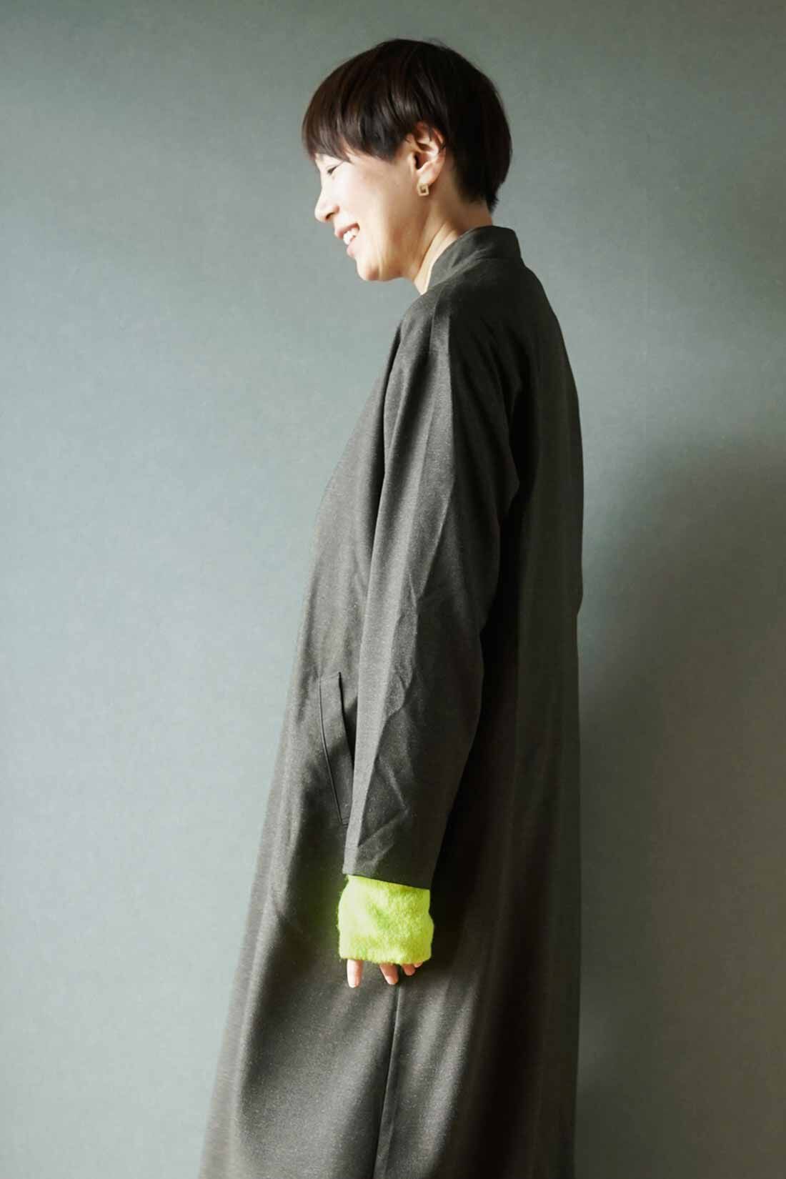 THREE FIFTY STANDARD|THREE FIFTY STANDARD 金子敦子さんと作った 蛍光ペン色ツートーンカラー 内側シルク混のアームウォーマーの会|発色のいいミントグリーンを、コートの袖口からのぞかせてポイントに。