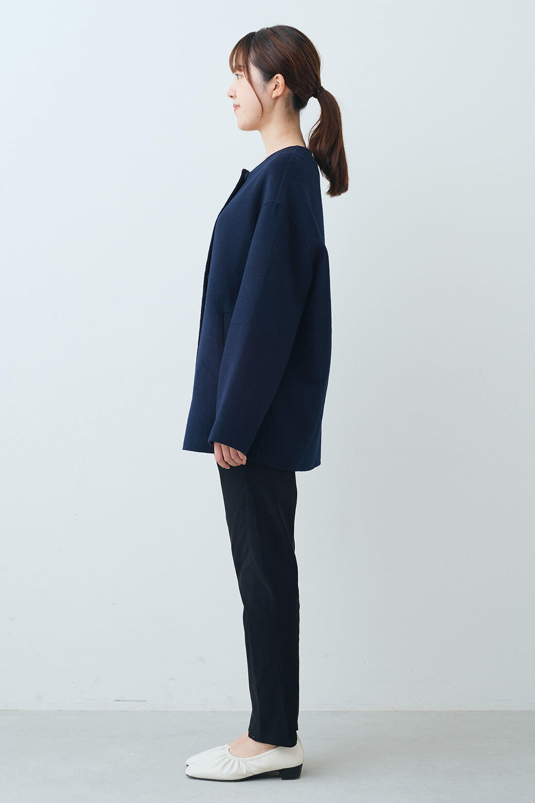 THREE FIFTY STANDARD［スリーフィフティースタンダード］|THREE FIFTY STANDARD リバー仕立てのウール混ノーカラーコート〈ネイビー〉|モデル身長：167cm　着用サイズ：M