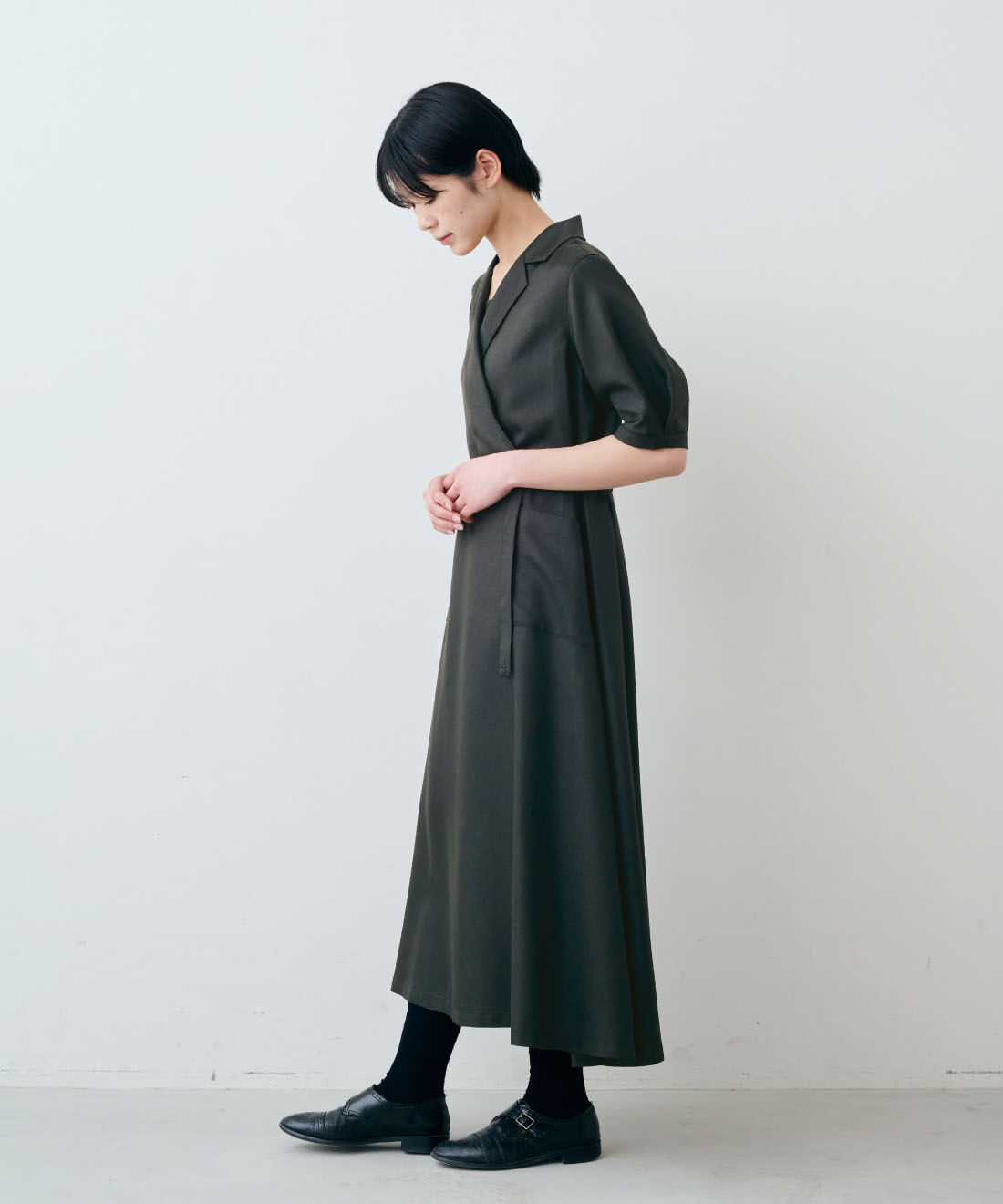 THREE FIFTY STANDARD［スリーフィフティースタンダード］|THREE FIFTY STANDARD　小谷 実由さんと作った 共ベルトのついたワンピース〈ブラック〉|モデル身長：163cm　着用サイズ：M