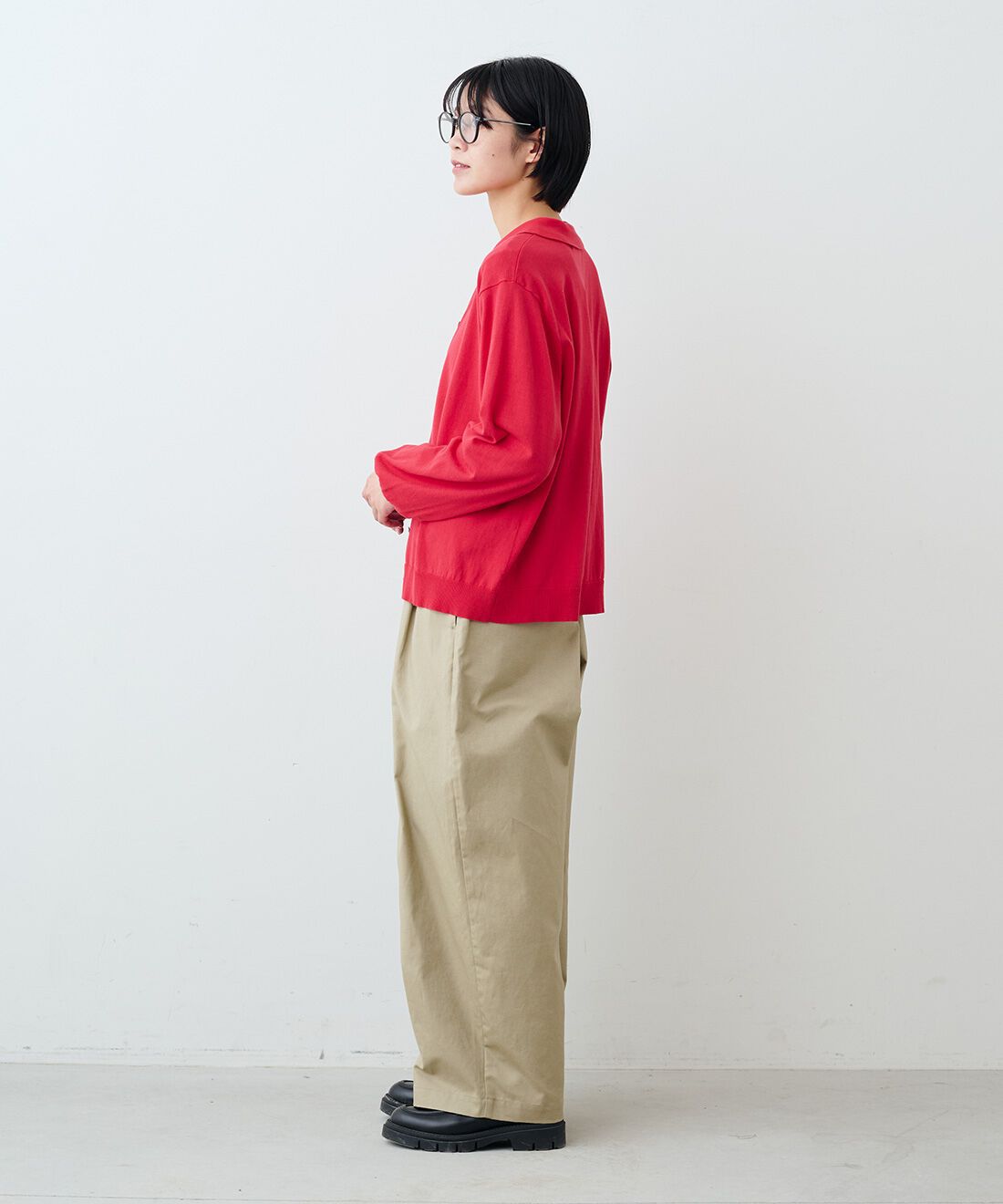 THREE FIFTY STANDARD［スリーフィフティースタンダード］|ポロカラーカーディガンＲＤ　ＴＦＳと綿麻タックイージーパンツカーキベージュ　ＴＦＳのコーディネート|モデル身長：163cm 着用サイズ：M