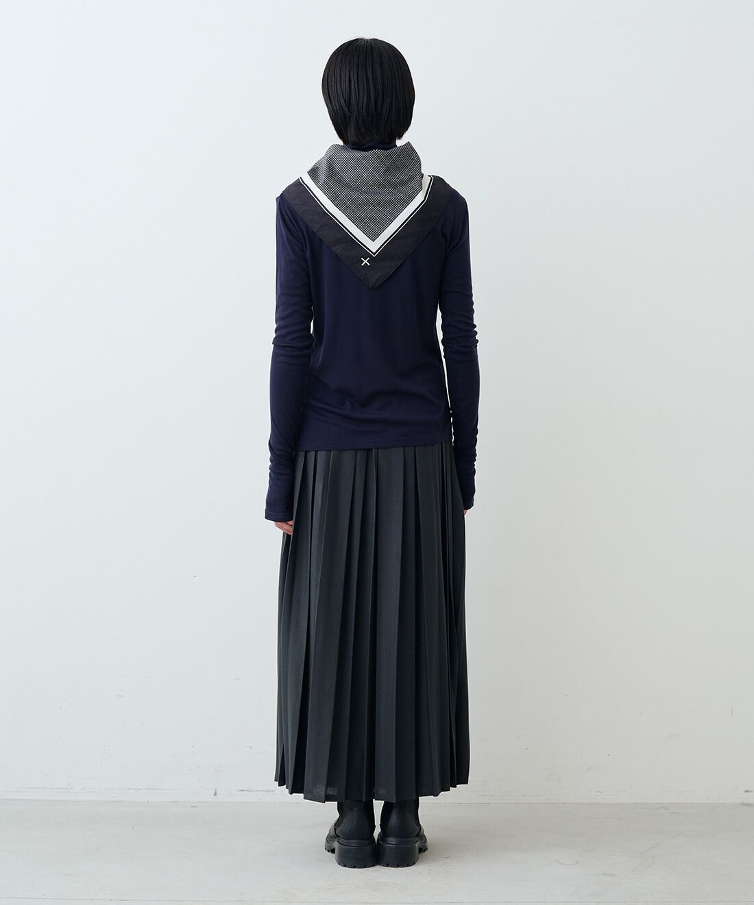 THREE FIFTY STANDARD［スリーフィフティースタンダード］|シルク混タートル　ＴＦＳとカットソーのプリーツスカートＧＹ　ＴＦＳのコーディネート|モデル身長：163cm 着用サイズ：M