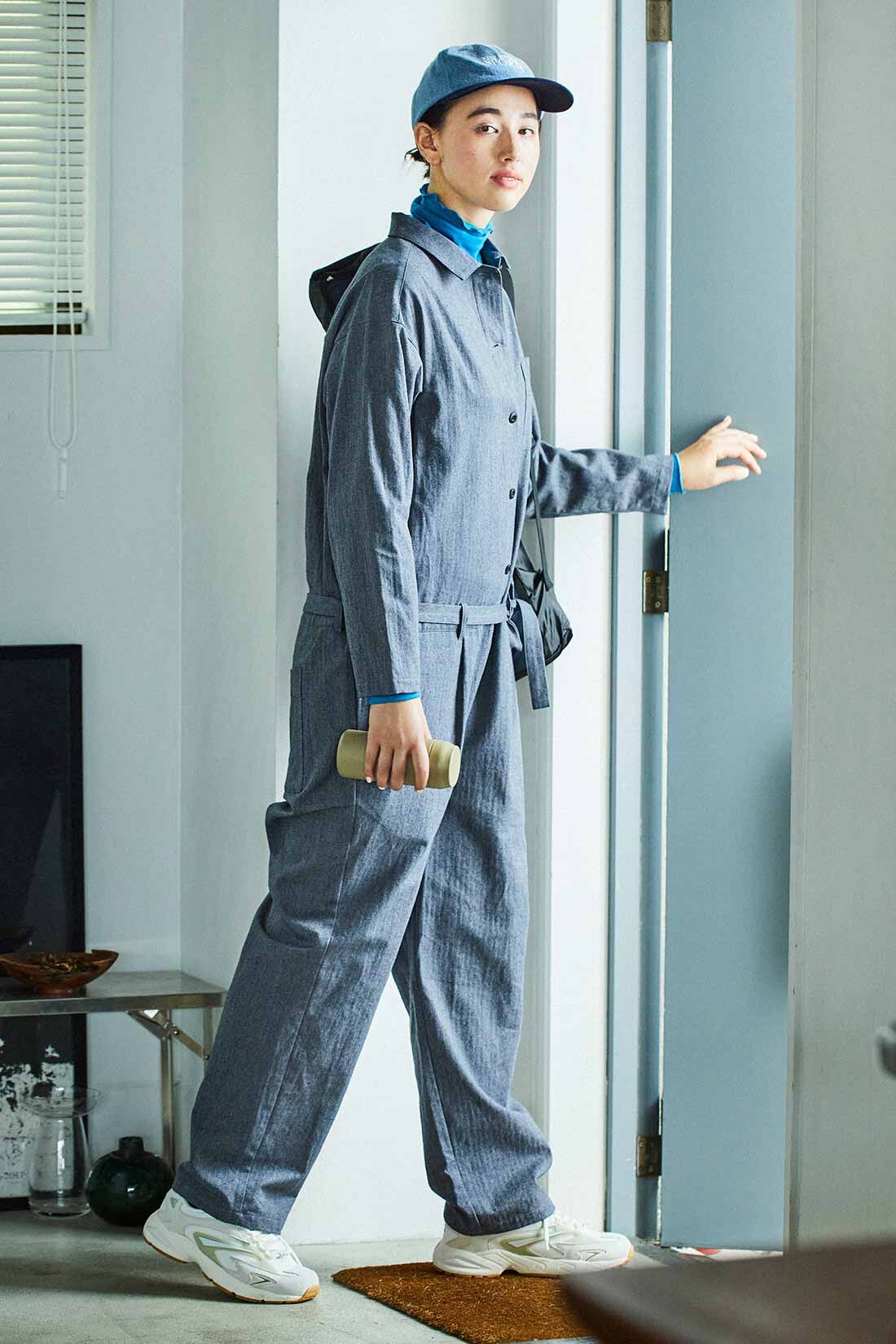 THREE FIFTY STANDARD カットソータートルネックインナー〈ブルー〉