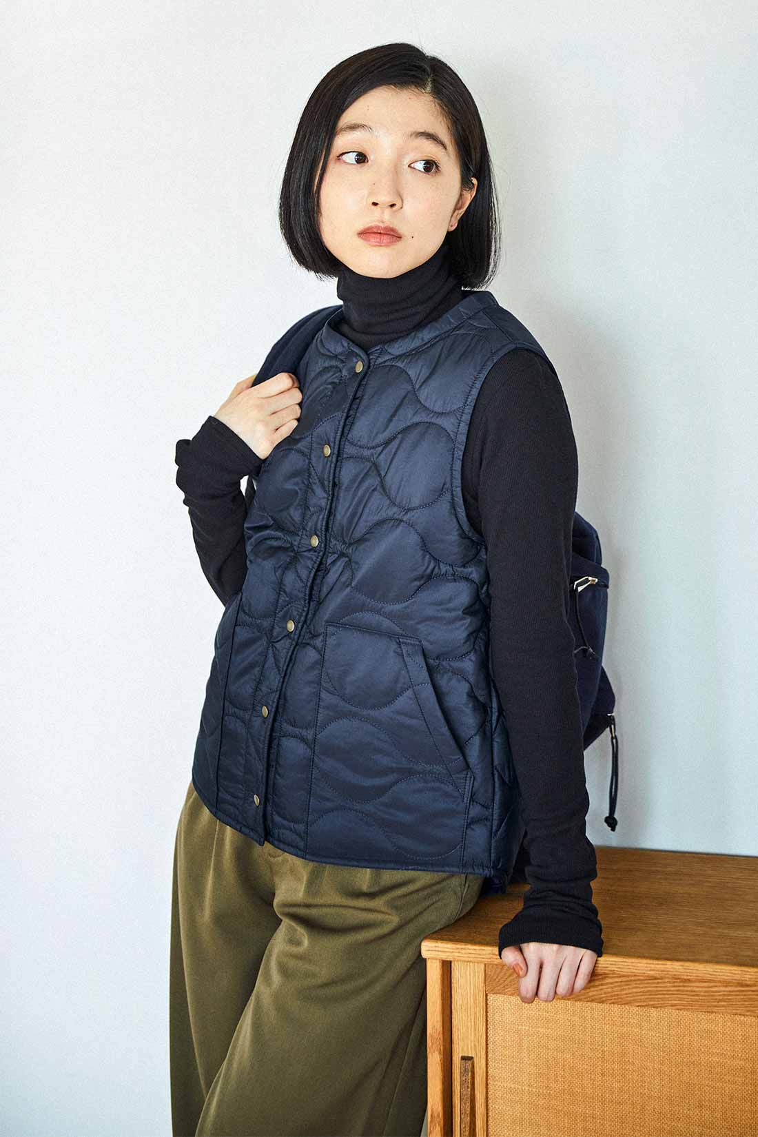 THREE FIFTY STANDARD［スリーフィフティースタンダード］|サーモライトのキルティングベスト〈ネイビー〉とほどよいあたたかさの裏起毛タートルの会のコーディネート