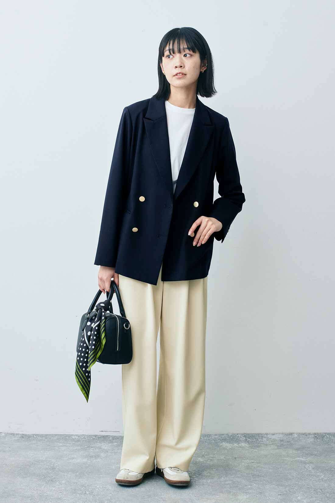 THREE FIFTY STANDARD［スリーフィフティースタンダード］|THREE FIFTY STANDARD 落ち感がきれいなタックパンツ〈アイボリー〉|モデル身長：163cm 着用サイズ：M