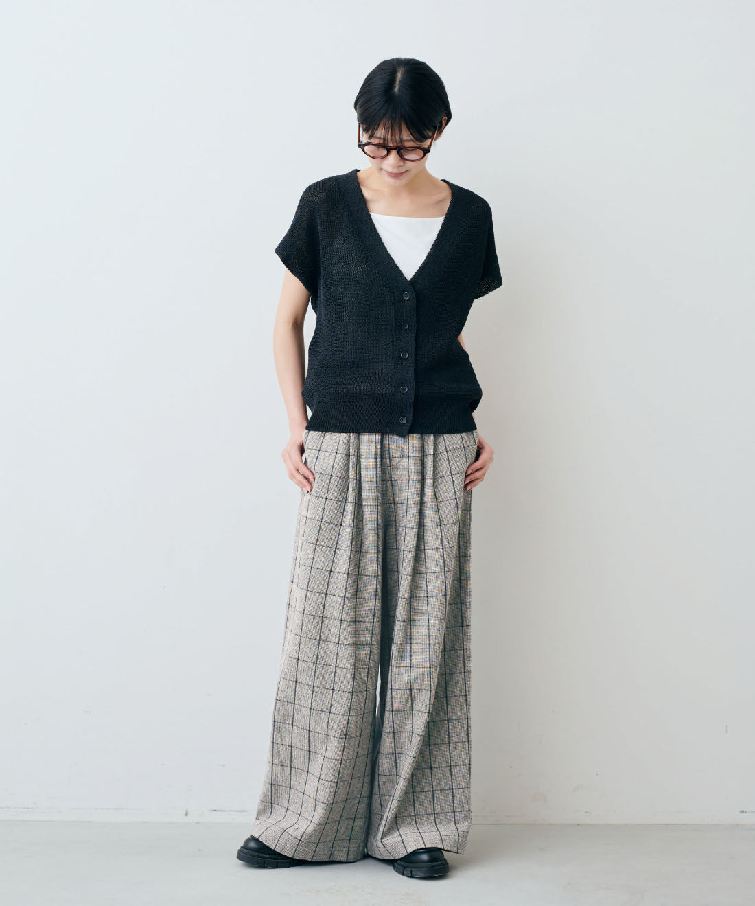 THREE FIFTY STANDARD|THREE FIFTY STANDARD　日本製の和紙混ニットベストカーディガン〈ブラック〉|モデル身長：163cm　着用サイズ：M