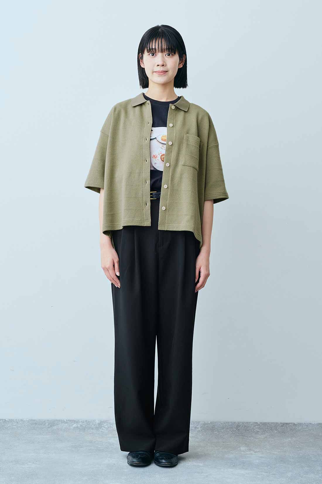 THREE FIFTY STANDARD［スリーフィフティースタンダード］|鬼カノコのカットソーシャツ〈カーキ〉と小谷実由さんコラボ フォトＴシャツ〈チャコールグレー〉のコーディネート|モデル身長：163cm 着用サイズ：M