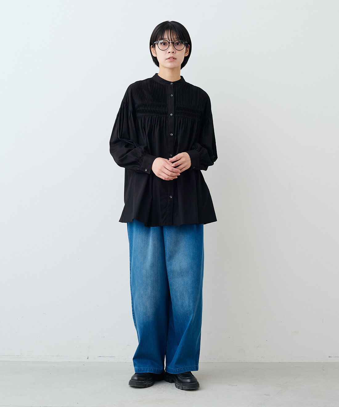 THREE FIFTY STANDARD［スリーフィフティースタンダード］|ラップデニムワイドパンツＴＦＳとレザーのワイドボストンバッグＢＫ　ＴＦＳのコーディネート|モデル身長：163cm 着用サイズ：M