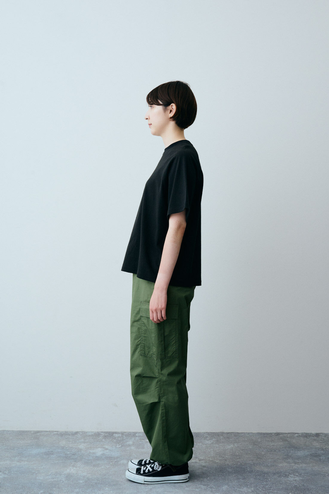 THREE FIFTY STANDARD［スリーフィフティースタンダード］|THREE FIFTY STANDARD ほどよいシルエットのカーゴパンツ〈ミリタリーグリーン〉