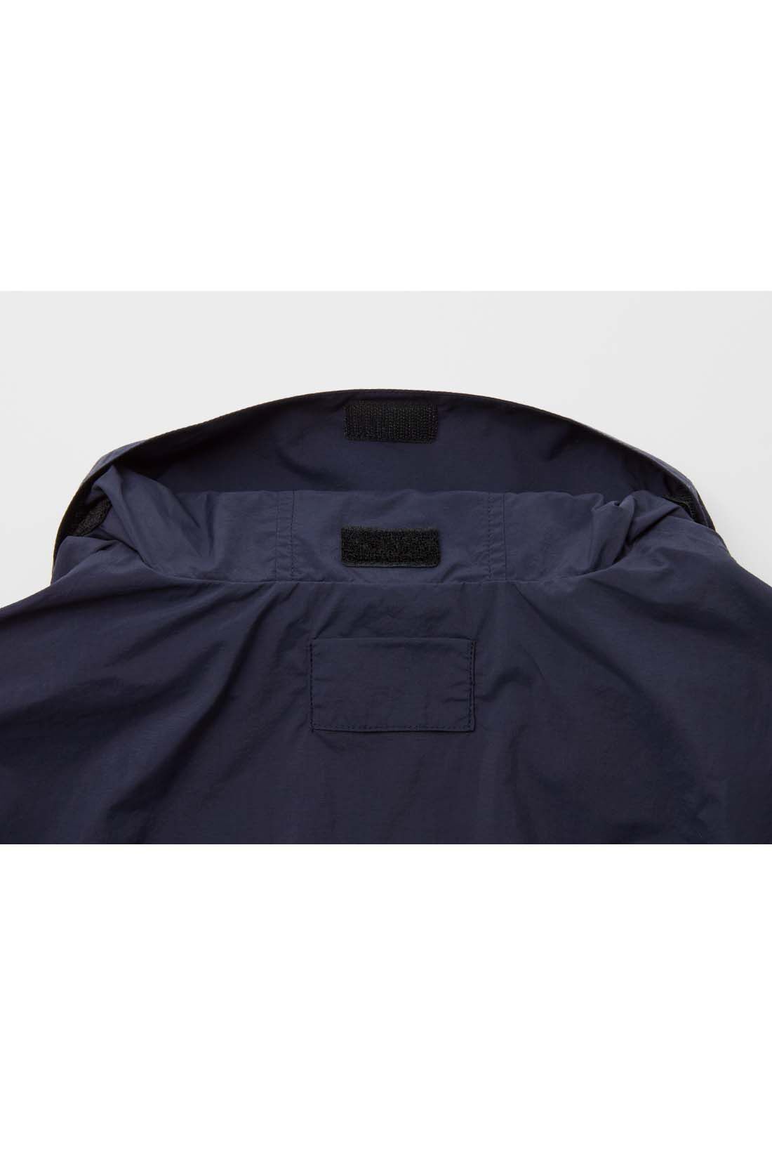 THREE FIFTY STANDARD［スリーフィフティースタンダード］|THREE FIFTY STANDARD　軽量ナイロンパーカー〈ネイビー〉|フードはくるっと丸めてスタンドカラーに内蔵し面テープで留められます。