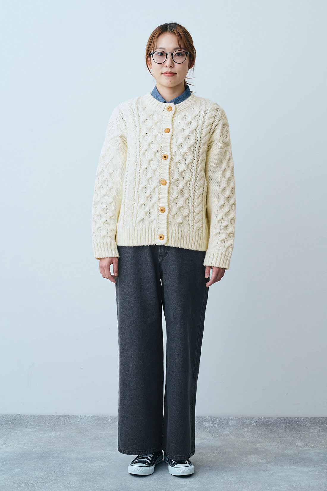 THREE FIFTY STANDARD［スリーフィフティースタンダード］|ケーブルニットカーディガンＴＦＳとブリーチ加工ブラックデニムパンツ　ＴＦＳのコーディネート