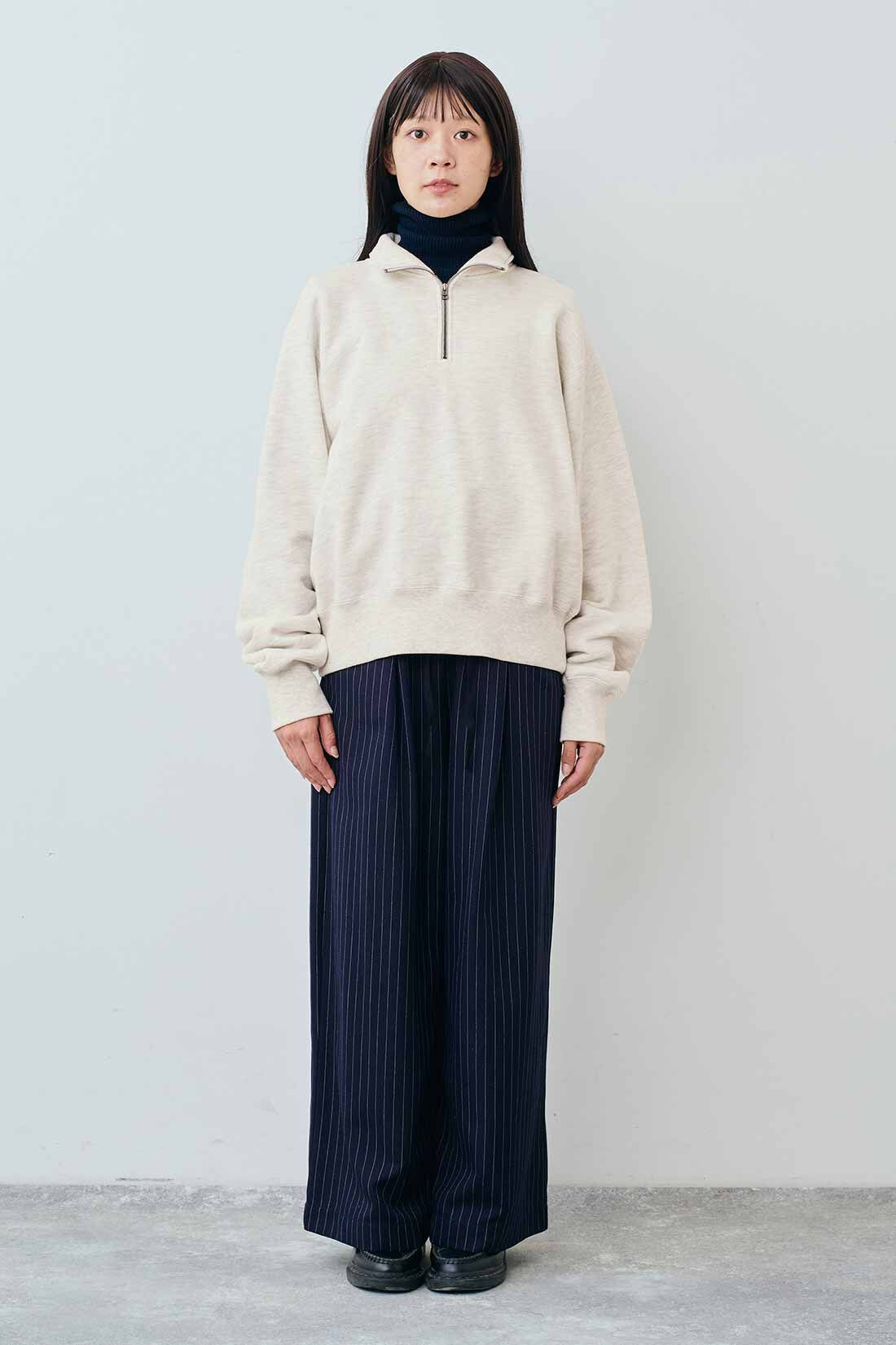 THREE FIFTY STANDARD［スリーフィフティースタンダード］|小谷実由さんコラボ ハーフジップスウェット〈オートミール〉とコットン100％のリブタートルのコーディネート
