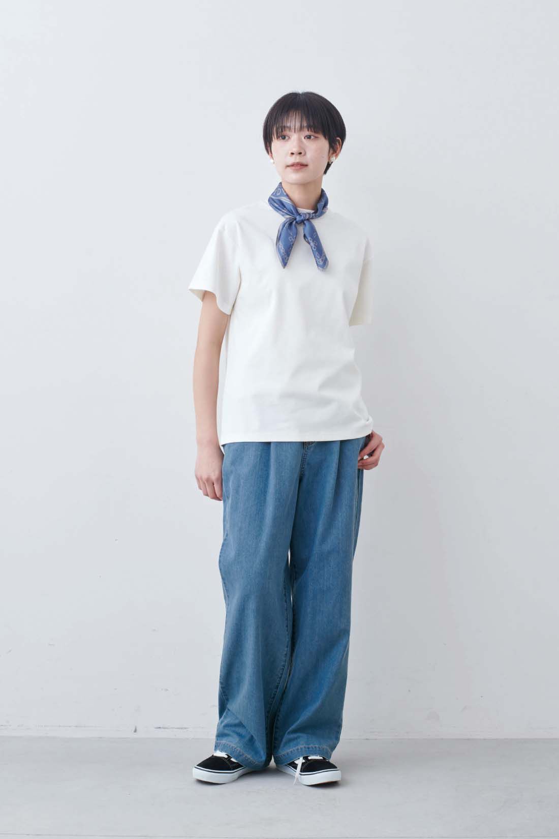 THREE FIFTY STANDARD［スリーフィフティースタンダード］|シルキーな肌ざわりのベーシックなTシャツの会とヴィンテージのようなシルクスカーフ〈ネイビー〉とガラスパールのイヤアクセサリーのコーディネート