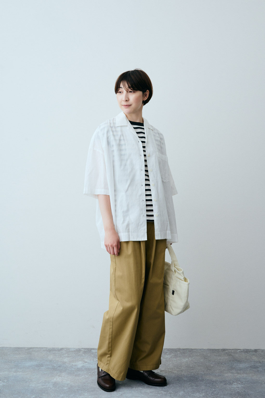THREE FIFTY STANDARD|金子敦子さん大人の白シャツ　ＴＦＳとマルチボーダーのフレンチスリーブＴシャツ　ＴＦＳのコーディネート|モデル身長：163cm　着用サイズ：M