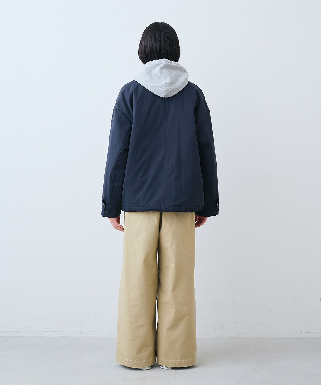 THREE FIFTY STANDARD［スリーフィフティースタンダード］|裏サーモライトキルトのブルゾン〈ネイビー〉とトンプキン裏毛スウェット パーカー〈杢グレー〉とすっきりノータックのチノパンツ〈ベージュ〉のコーディネート