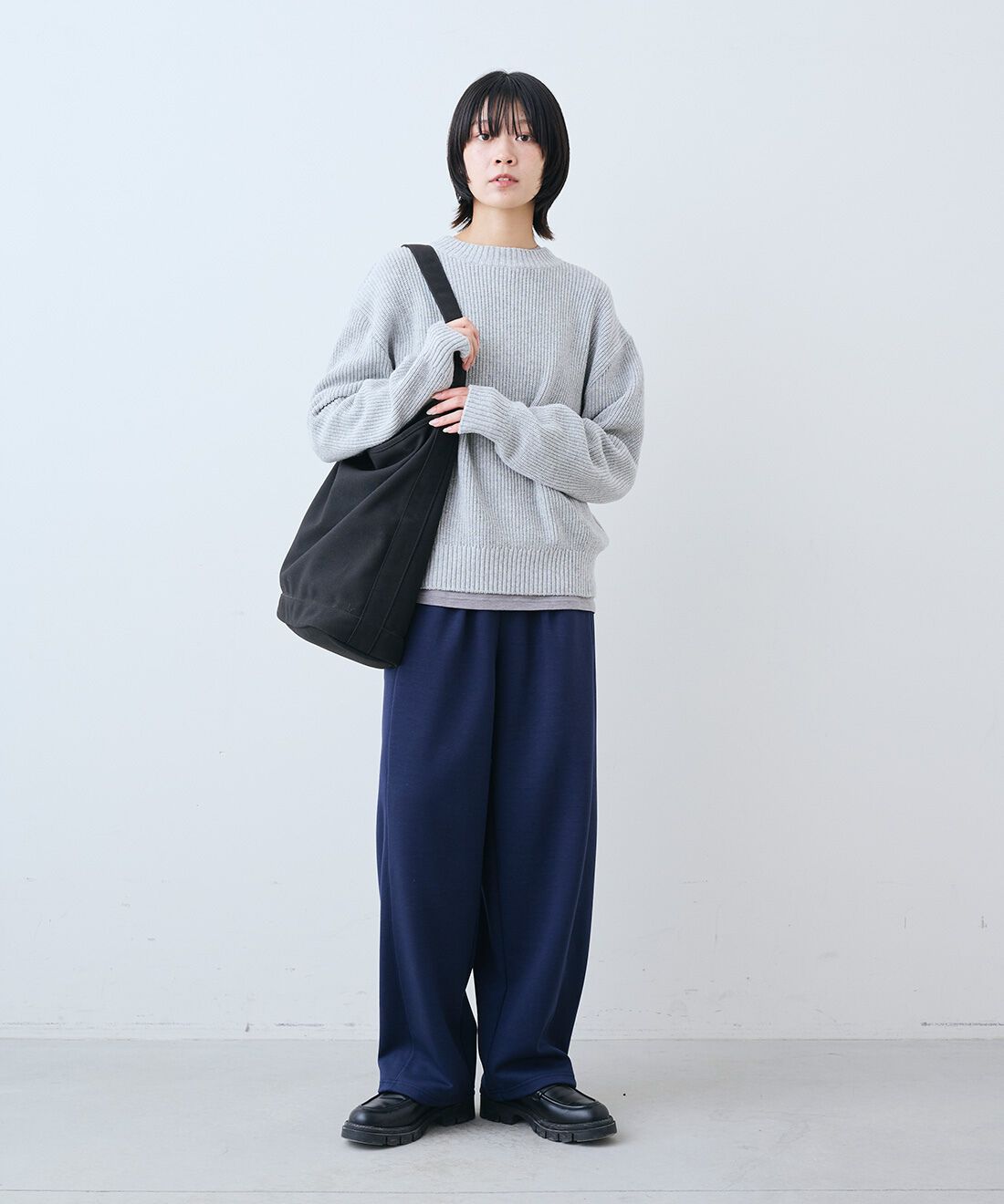 THREE FIFTY STANDARD［スリーフィフティースタンダード］|日本製リサイクル素材ニットセーター〈ライト杢グレー〉と裏起毛のあったかカットソー カーブパンツのコーディネート