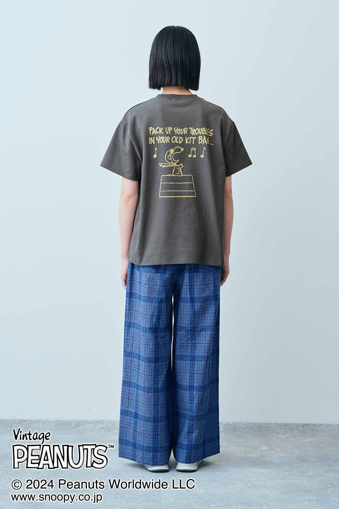 THREE FIFTY STANDARD|THREE FIFTY STANDARD PEANUTS〈スヌーピー＆フレンズ〉ロゴプリントTシャツ〈チャコール〉|モデル身長：163cm　着用サイズ：M