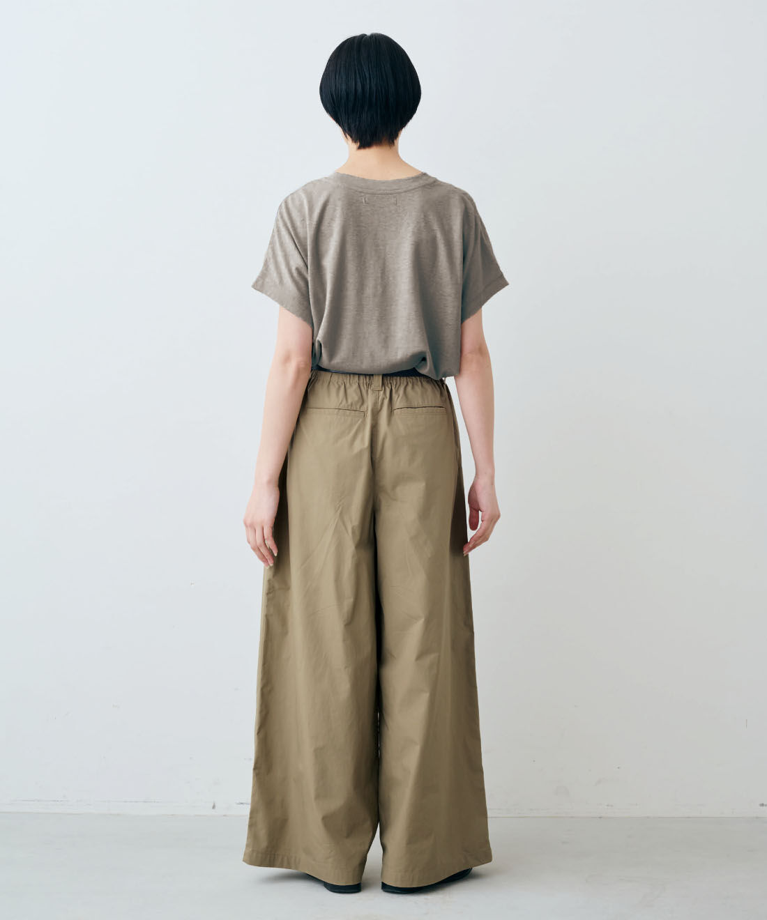THREE FIFTY STANDARD［スリーフィフティースタンダード］|綿100％ 上品 接触冷感素材 ワイドパンツ 〈カーキベージュ〉のコーディネート