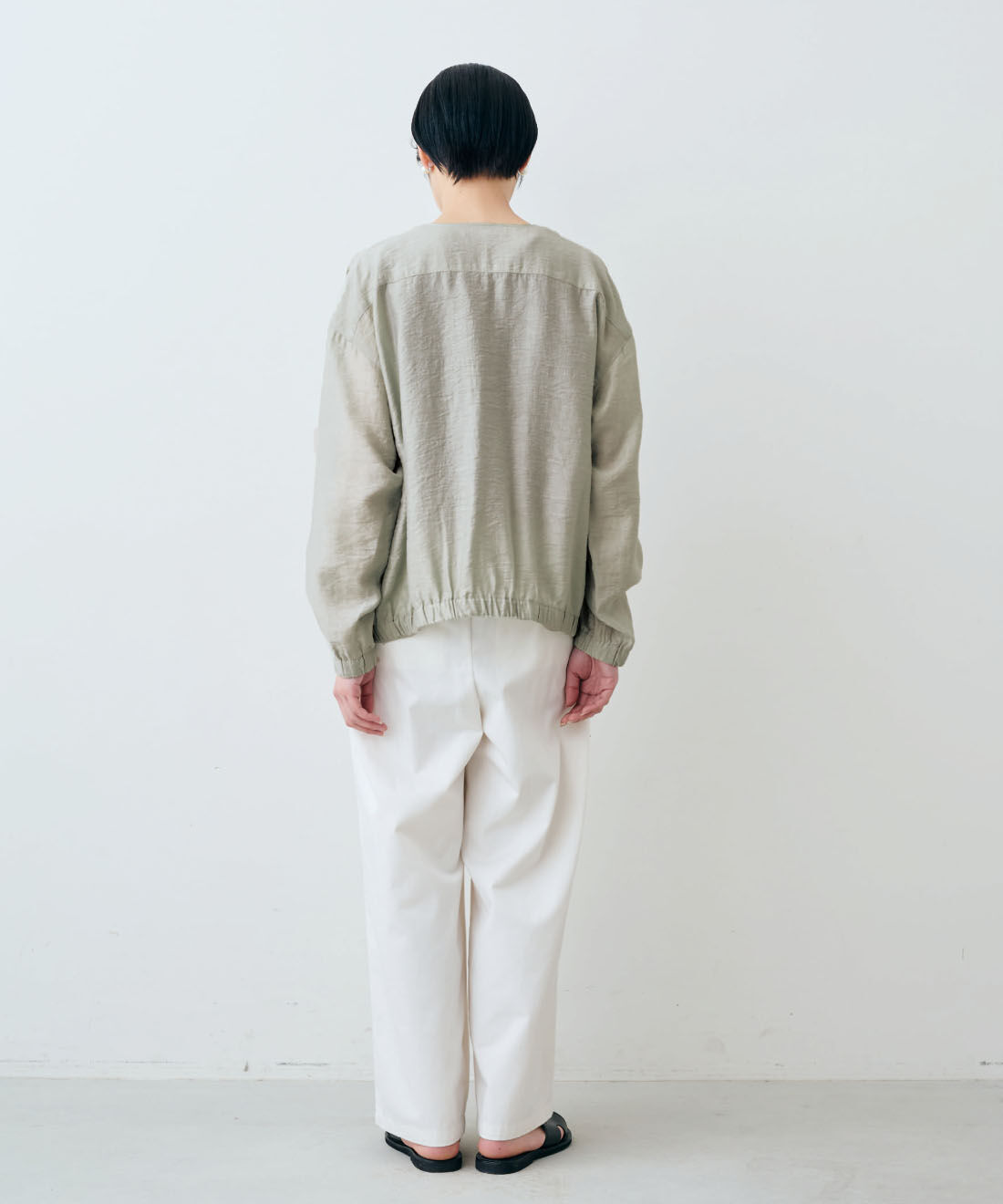 THREE FIFTY STANDARD|THREE FIFTY STANDARD　シアーなノーカラーのジップアップブルゾン〈グレイッシュグリーン〉|モデル身長：163cm　着用サイズ：M