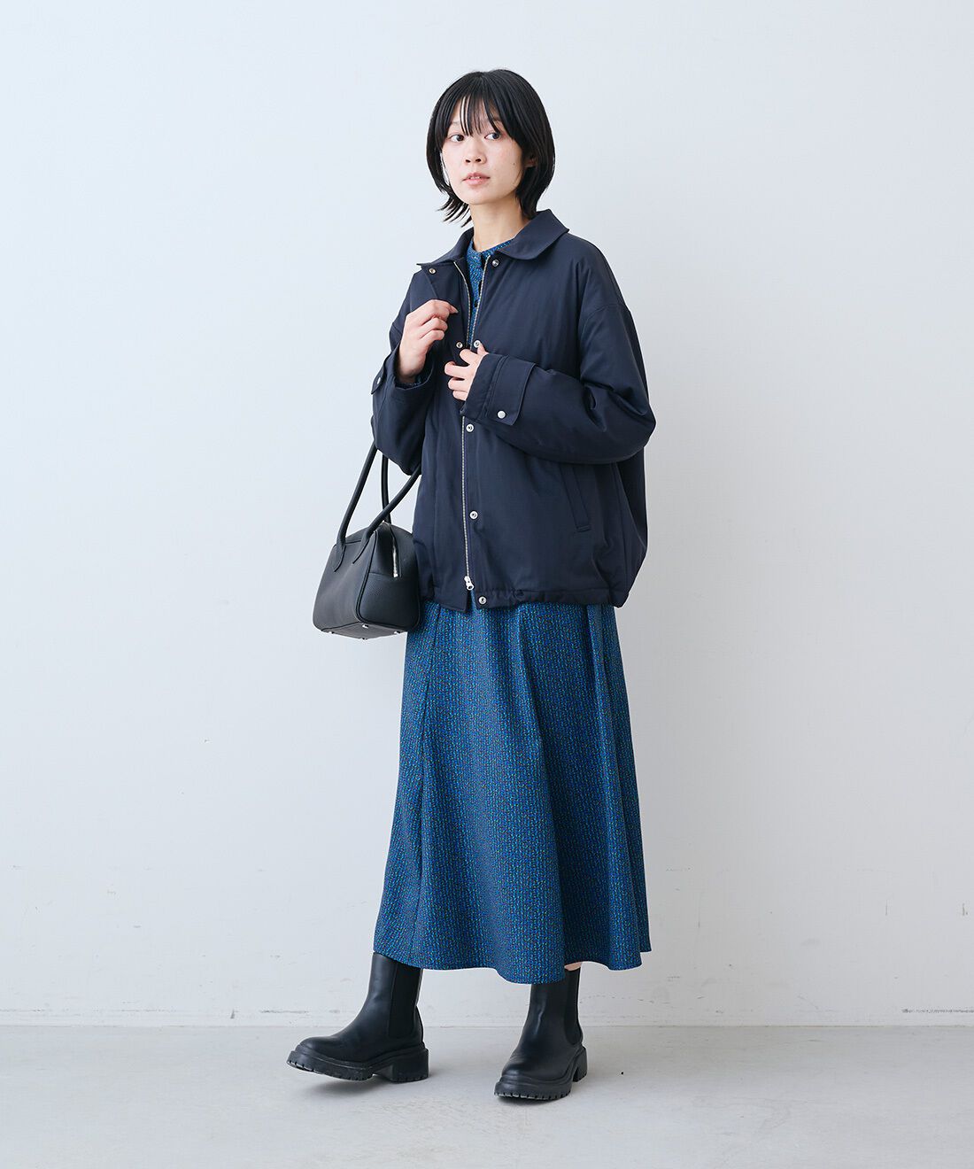 THREE FIFTY STANDARD［スリーフィフティースタンダード］|裏サーモライトキルトのブルゾン〈ネイビー〉とミュルーズ モダン プリントワンピース〈ブルー〉のコーディネート