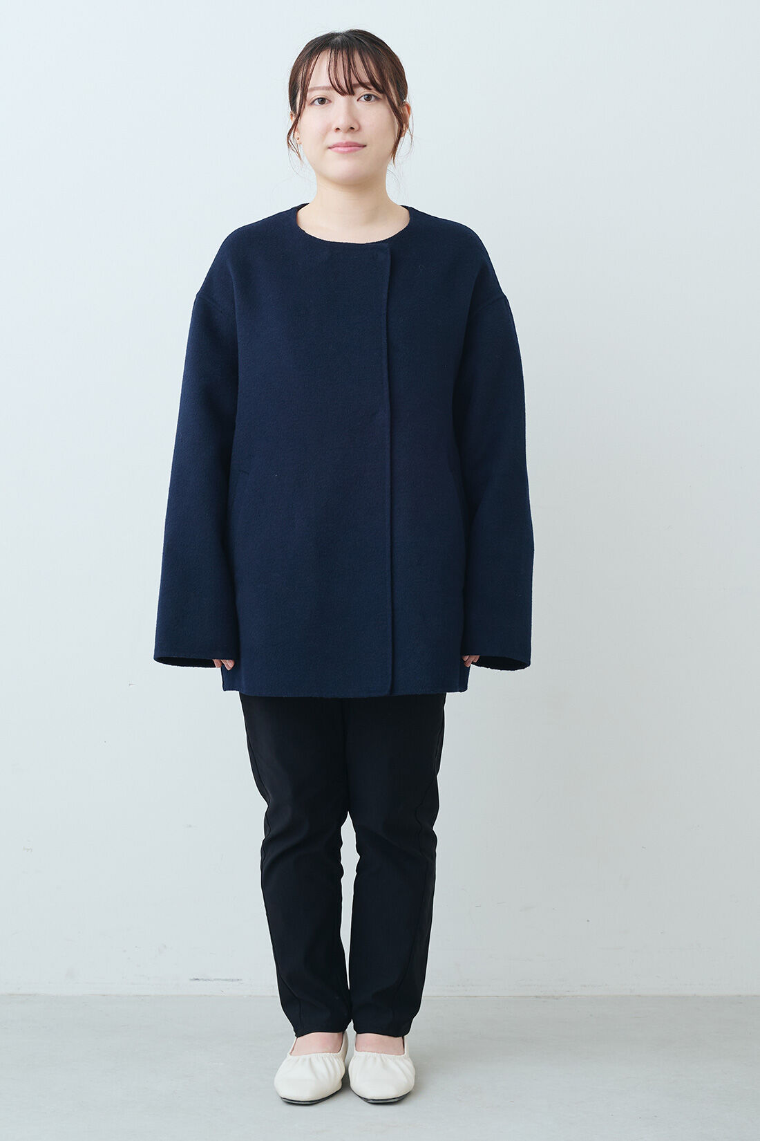 THREE FIFTY STANDARD［スリーフィフティースタンダード］|THREE FIFTY STANDARD リバー仕立てのウール混ノーカラーコート〈ネイビー〉|モデル身長：149cm　着用サイズ：M